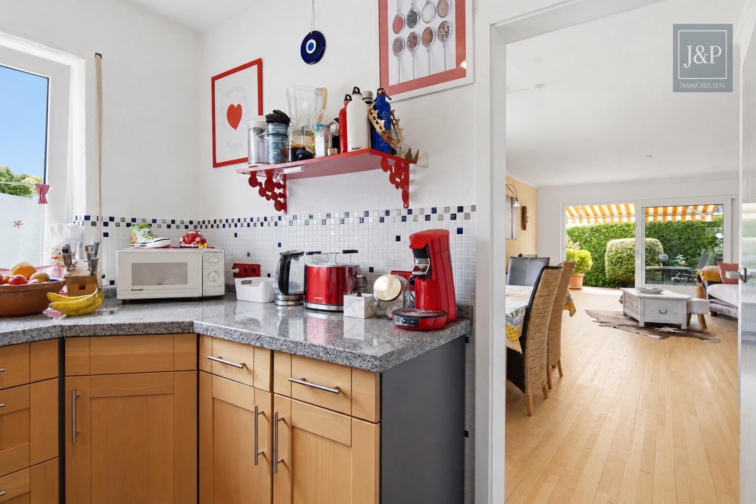 Modernes Familienzuhause im Bungalowstil mit Terrasse, Garten & 3 Garagen - Küche / Wohnbereich