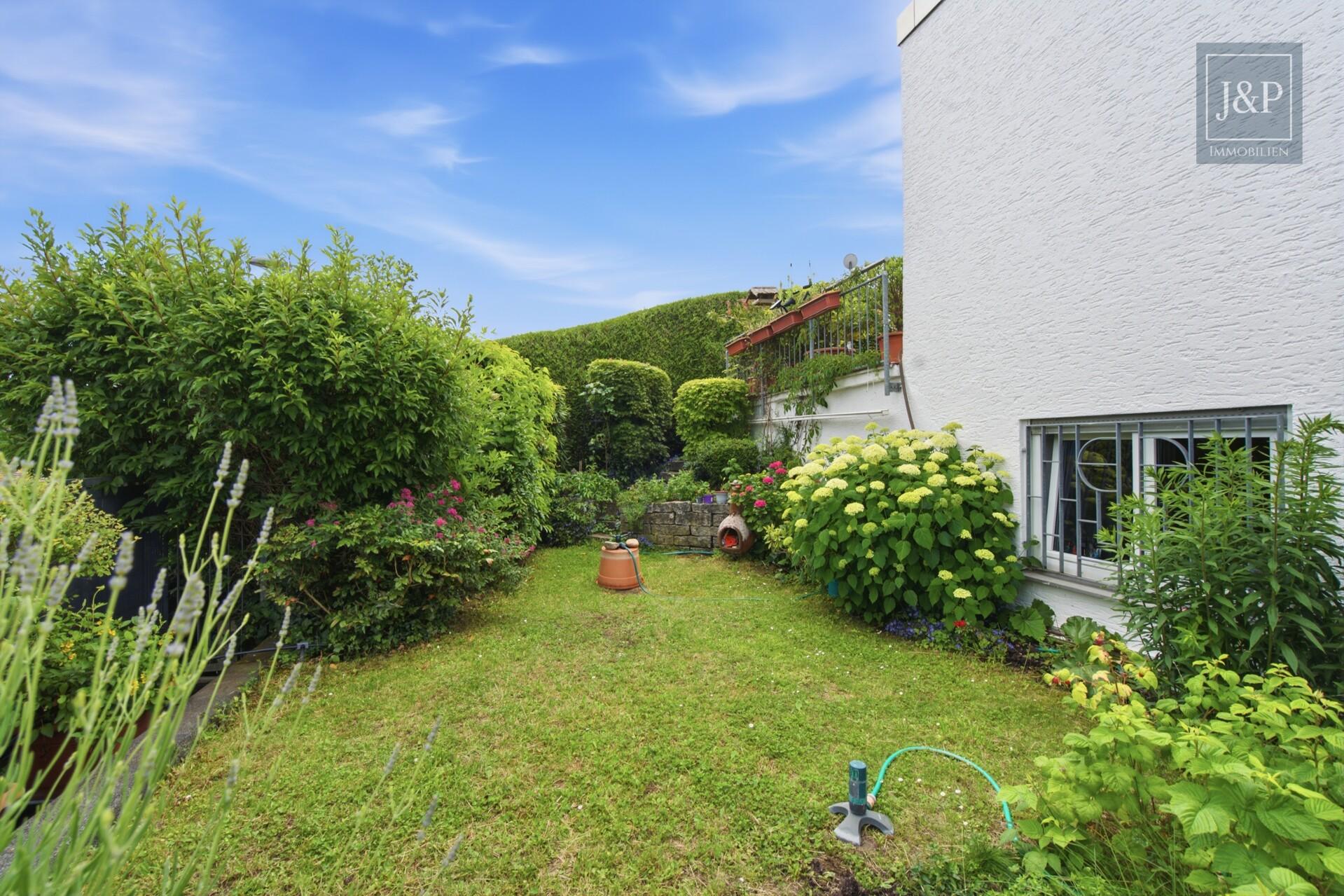 Modernes Familienzuhause im Bungalowstil mit Terrasse, Garten & 3 Garagen - Garten