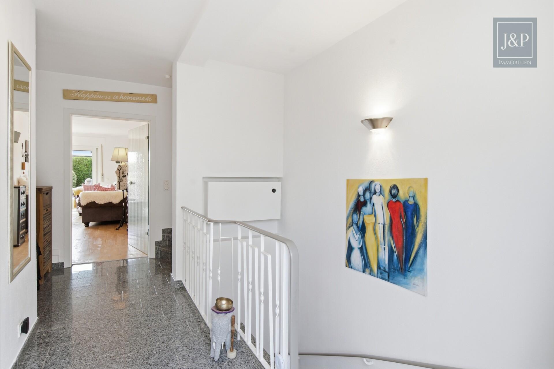Modernes Familienzuhause im Bungalowstil mit Terrasse, Garten & 3 Garagen - Flur / Eingangsbereich