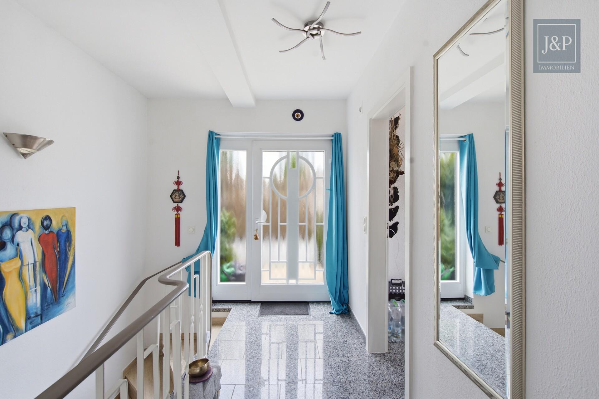 Modernes Familienzuhause im Bungalowstil mit Terrasse, Garten & 3 Garagen - Eingangsbereich