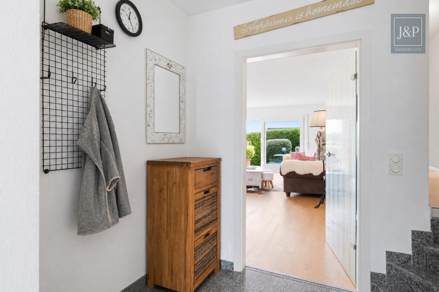 Modernes Familienzuhause im Bungalowstil mit Terrasse, Garten & 3 Garagen - Garderobe