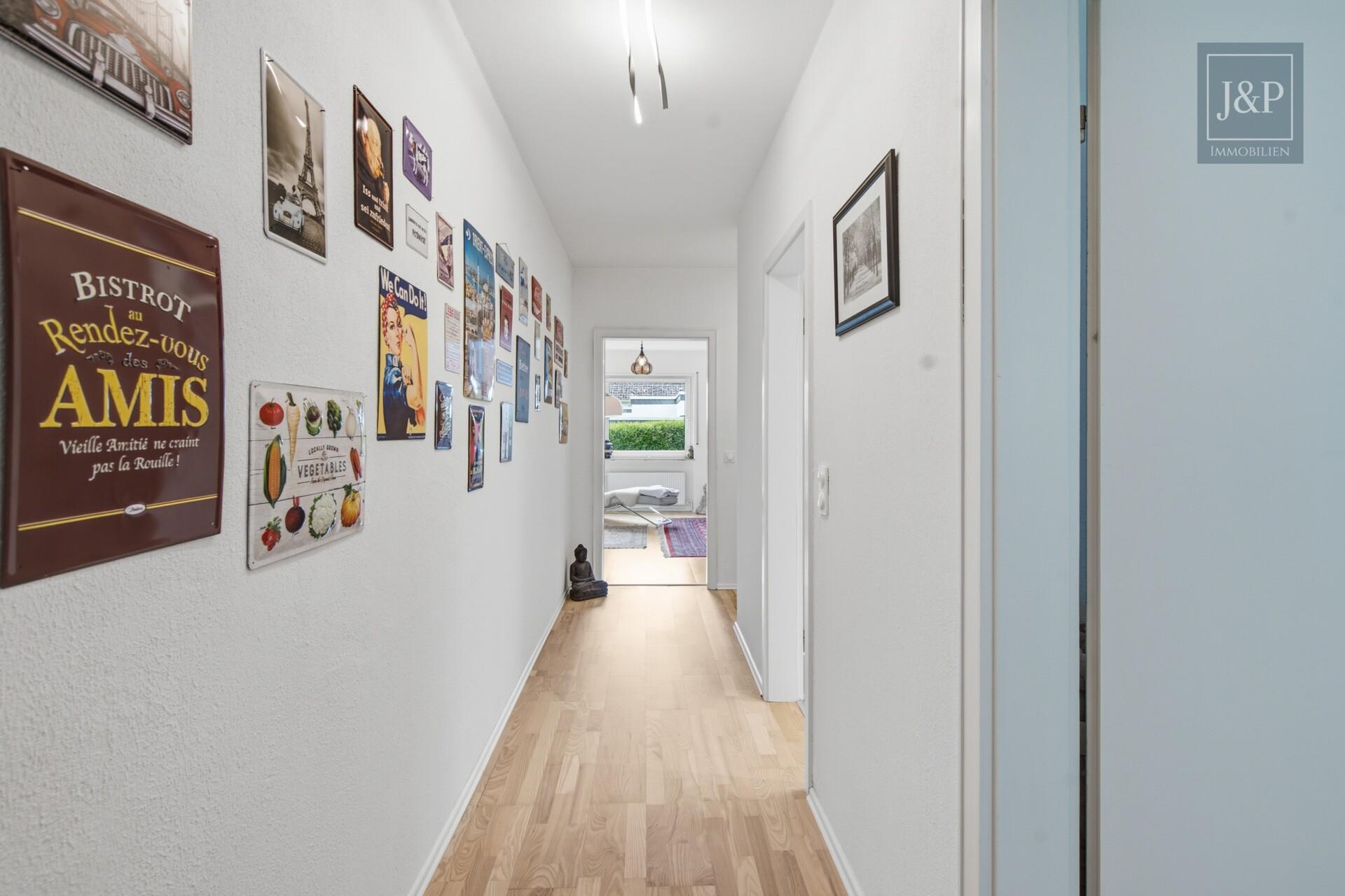 Modernes Familienzuhause im Bungalowstil mit Terrasse, Garten & 3 Garagen - Flur