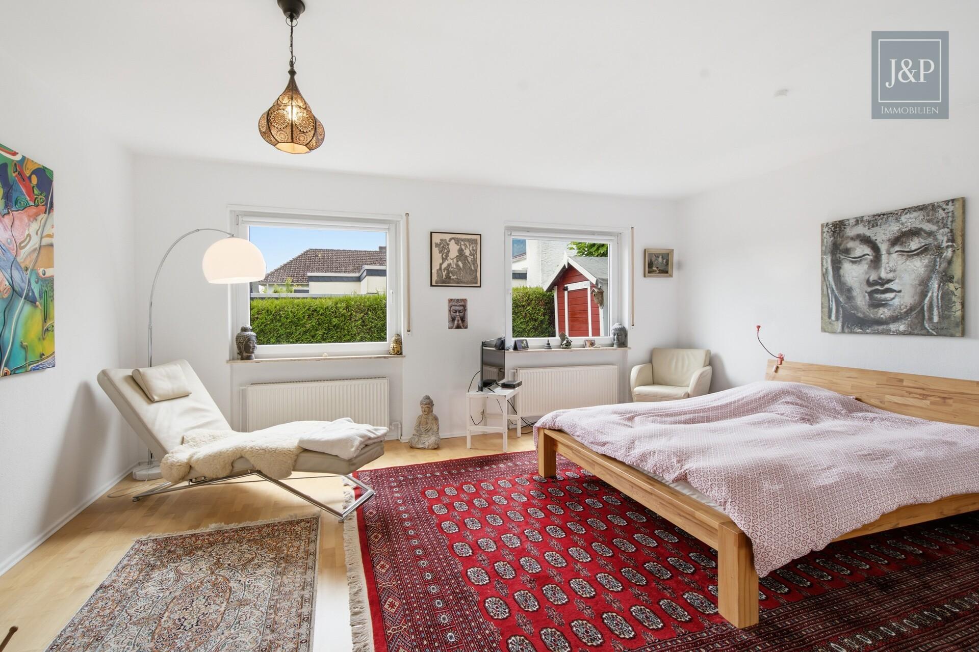 Modernes Familienzuhause im Bungalowstil mit Terrasse, Garten & 3 Garagen - Schlafzimmer