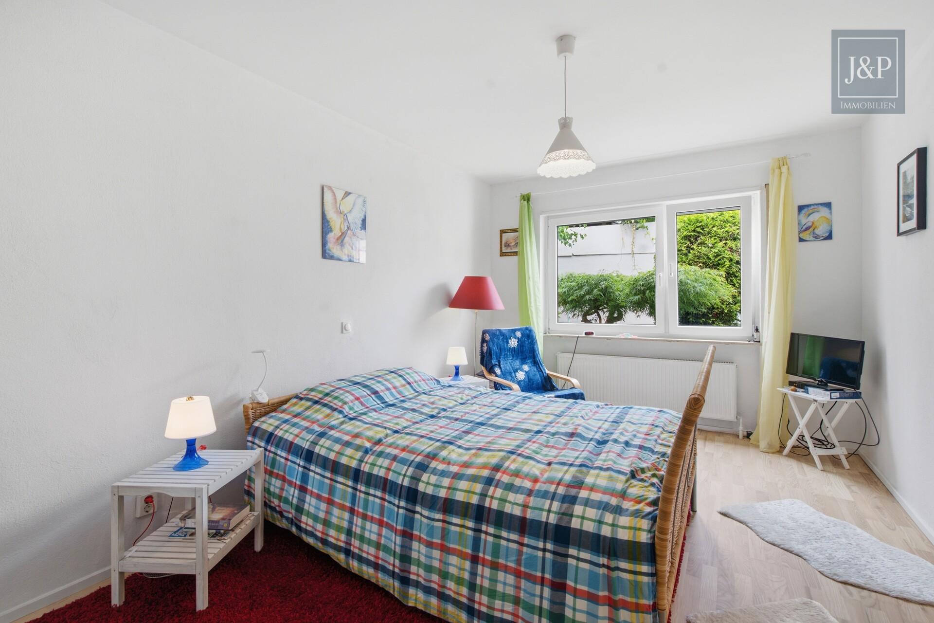 Modernes Familienzuhause im Bungalowstil mit Terrasse, Garten & 3 Garagen - Schlafzimmer