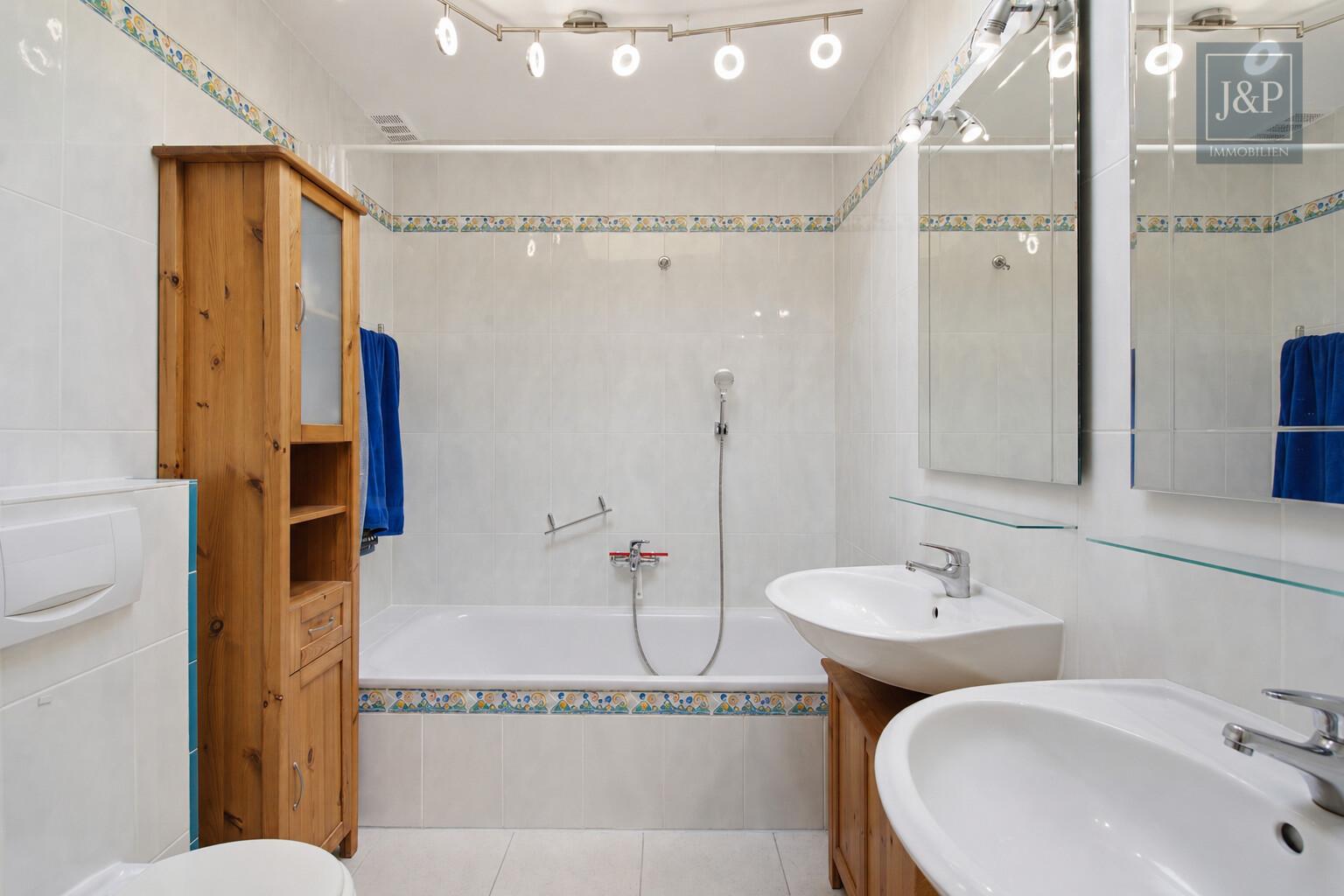 Modernes Familienzuhause im Bungalowstil mit Terrasse, Garten & 3 Garagen - Badezimmer