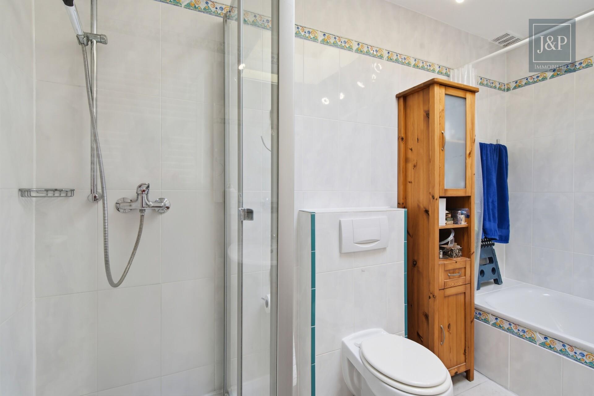 Modernes Familienzuhause im Bungalowstil mit Terrasse, Garten & 3 Garagen - Badezimmer
