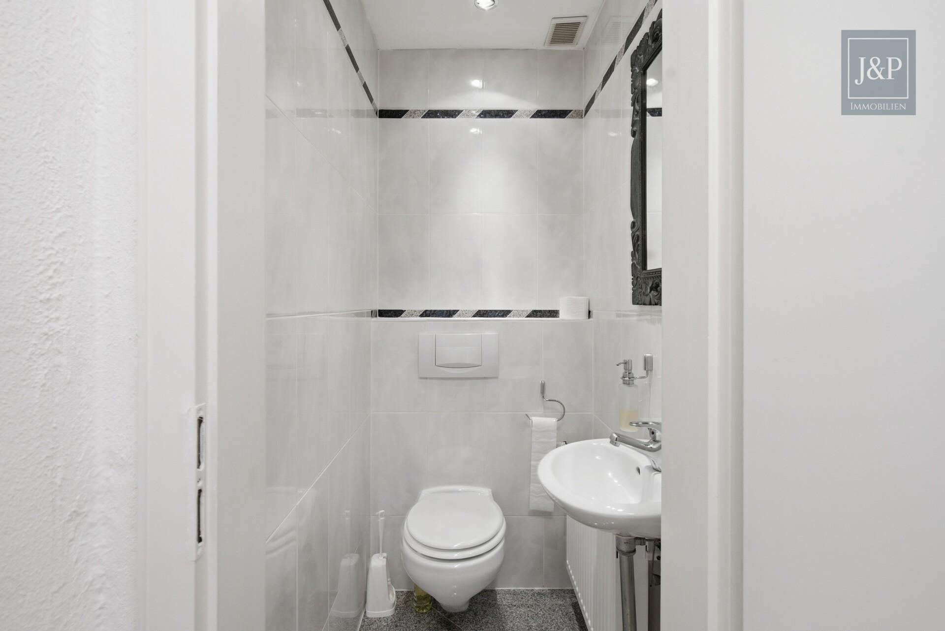 Modernes Familienzuhause im Bungalowstil mit Terrasse, Garten & 3 Garagen - Gäste-WC