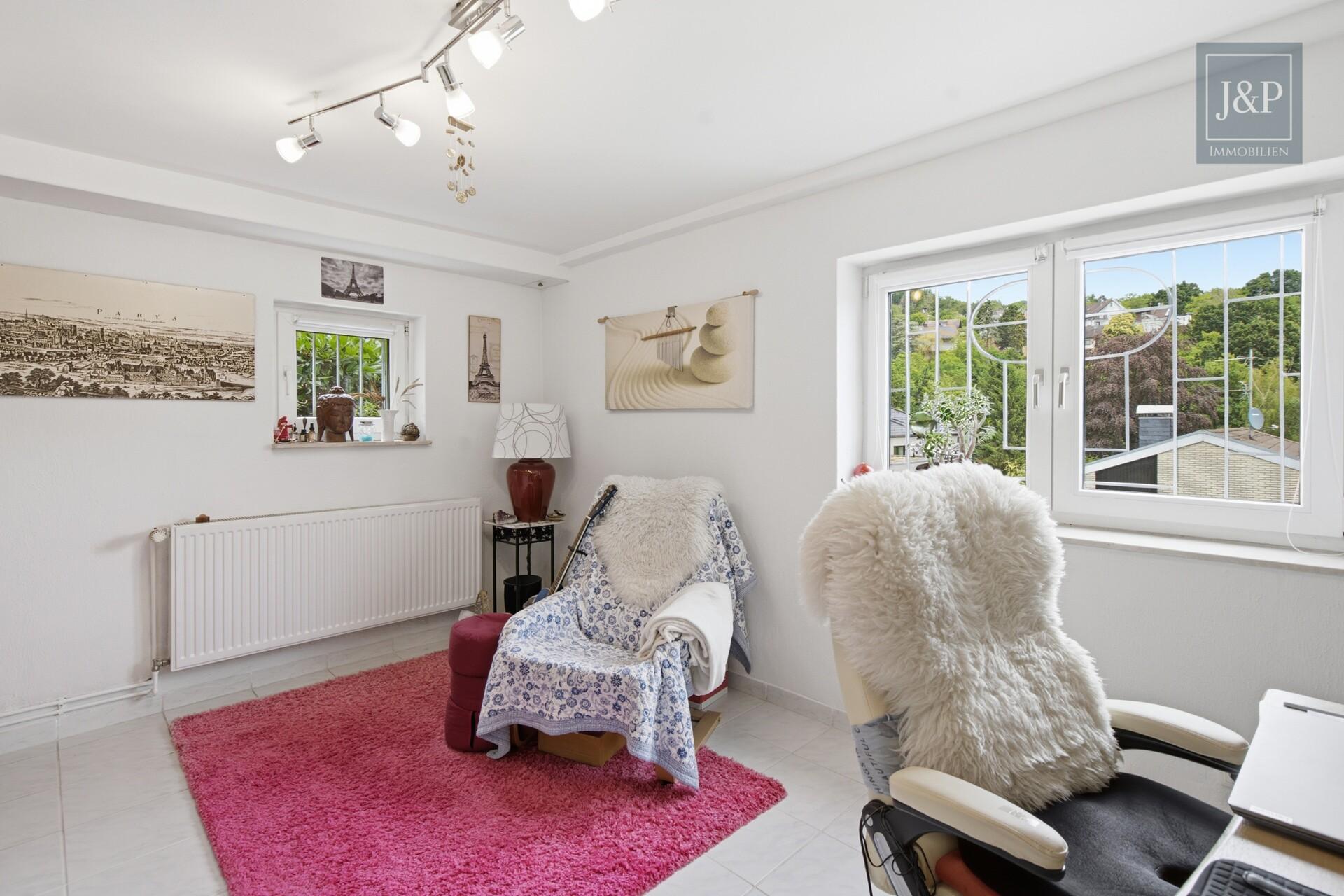 Modernes Familienzuhause im Bungalowstil mit Terrasse, Garten & 3 Garagen - Zimmer / Büro