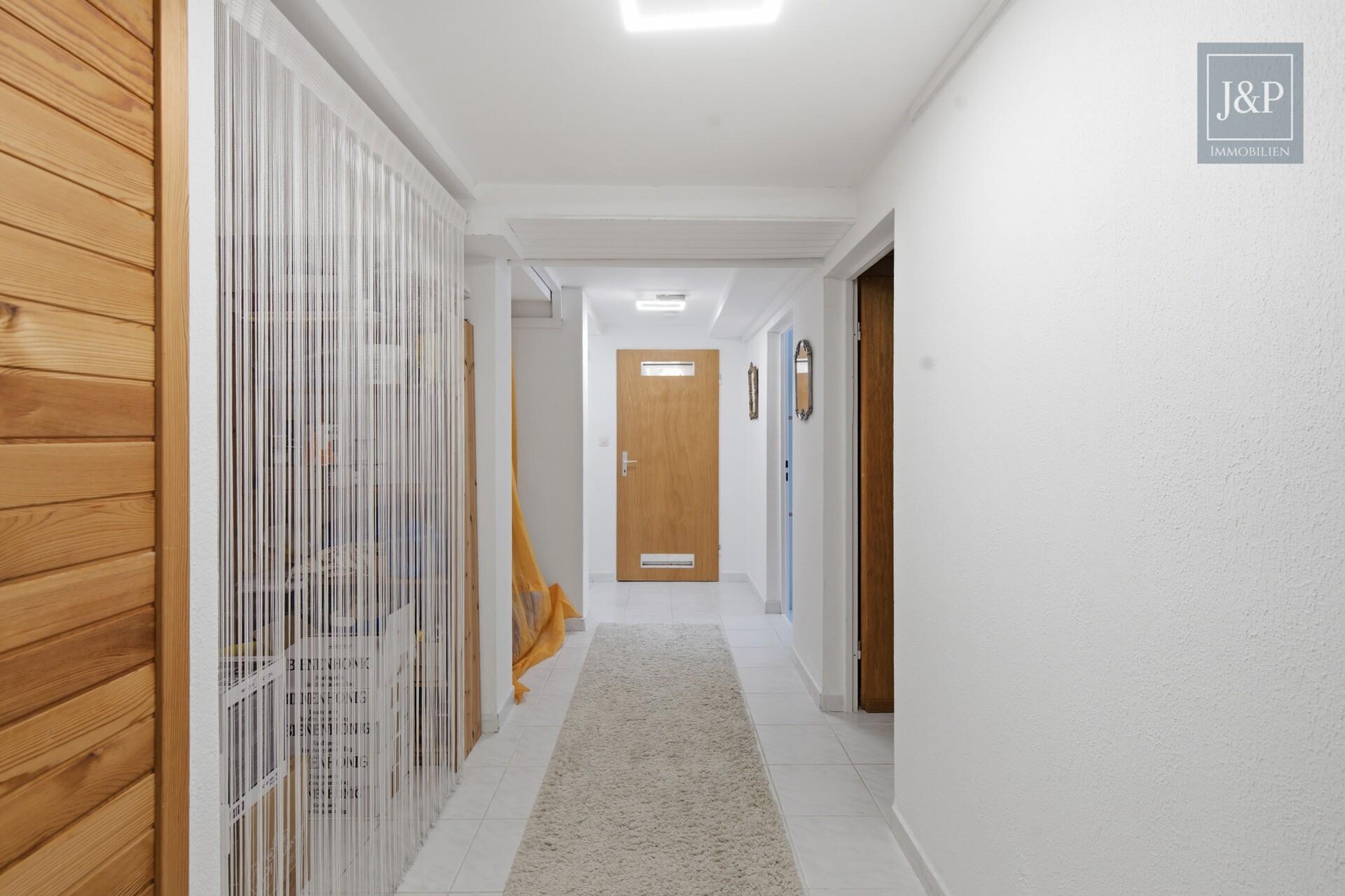 Modernes Familienzuhause im Bungalowstil mit Terrasse, Garten & 3 Garagen - Flur Keller