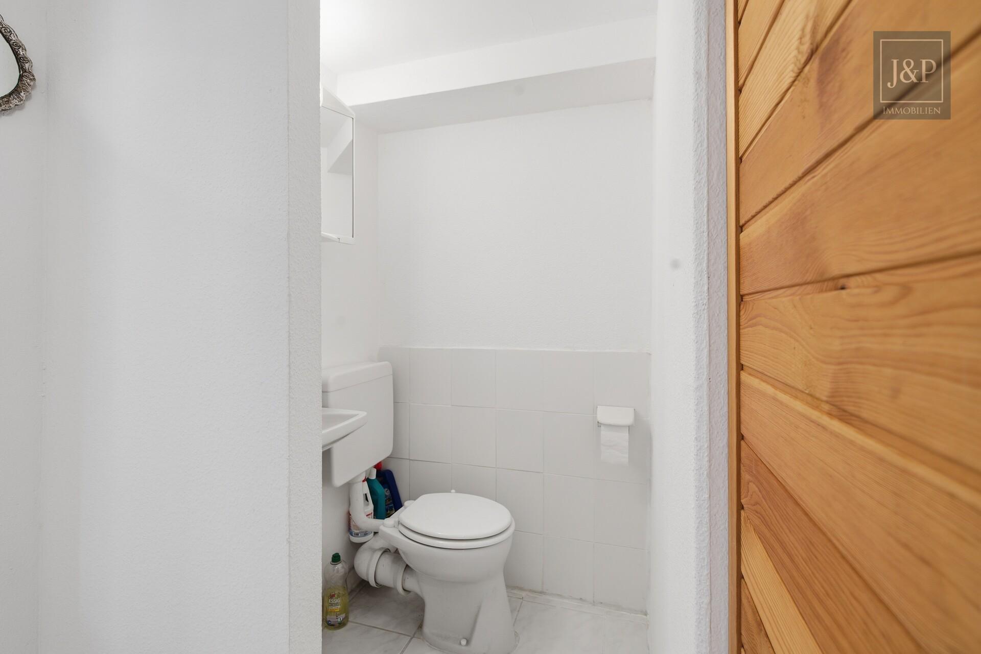 Modernes Familienzuhause im Bungalowstil mit Terrasse, Garten & 3 Garagen - Gäste-WC Keller