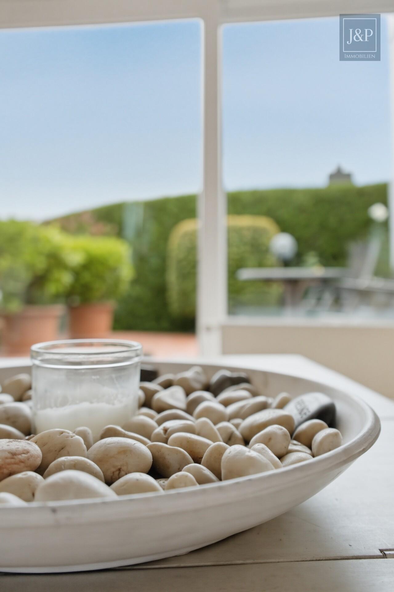 Modernes Familienzuhause im Bungalowstil mit Terrasse, Garten & 3 Garagen - Detail