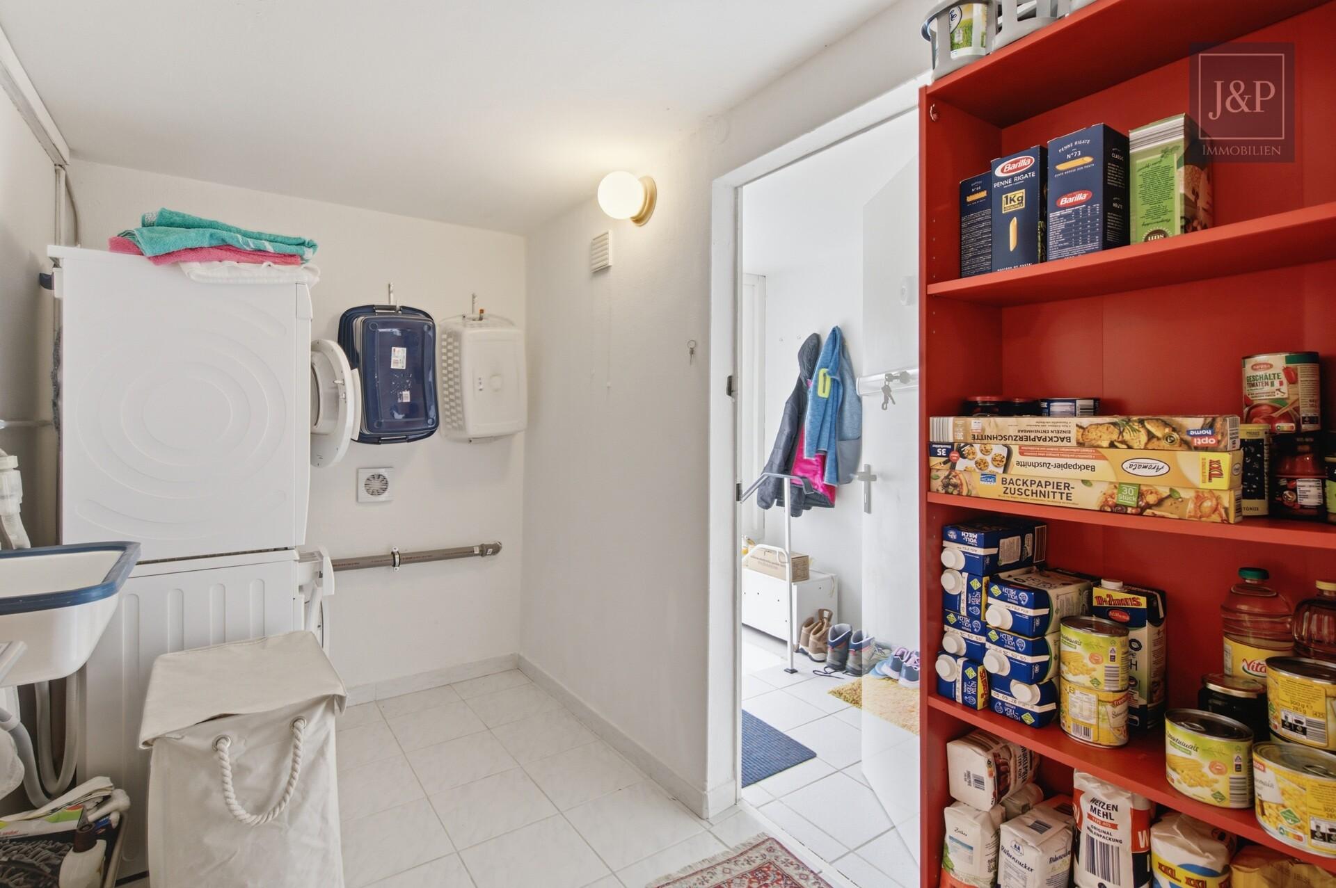 Modernes Familienzuhause im Bungalowstil mit Terrasse, Garten & 3 Garagen - Waschraum / Schleuse
