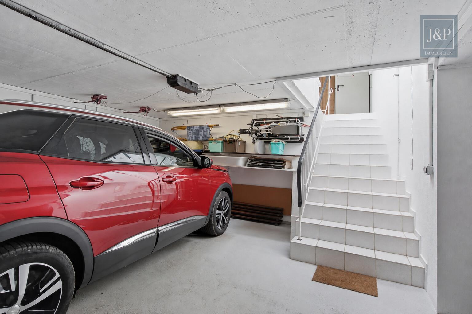 Modernes Familienzuhause im Bungalowstil mit Terrasse, Garten & 3 Garagen - Garagenaufgang