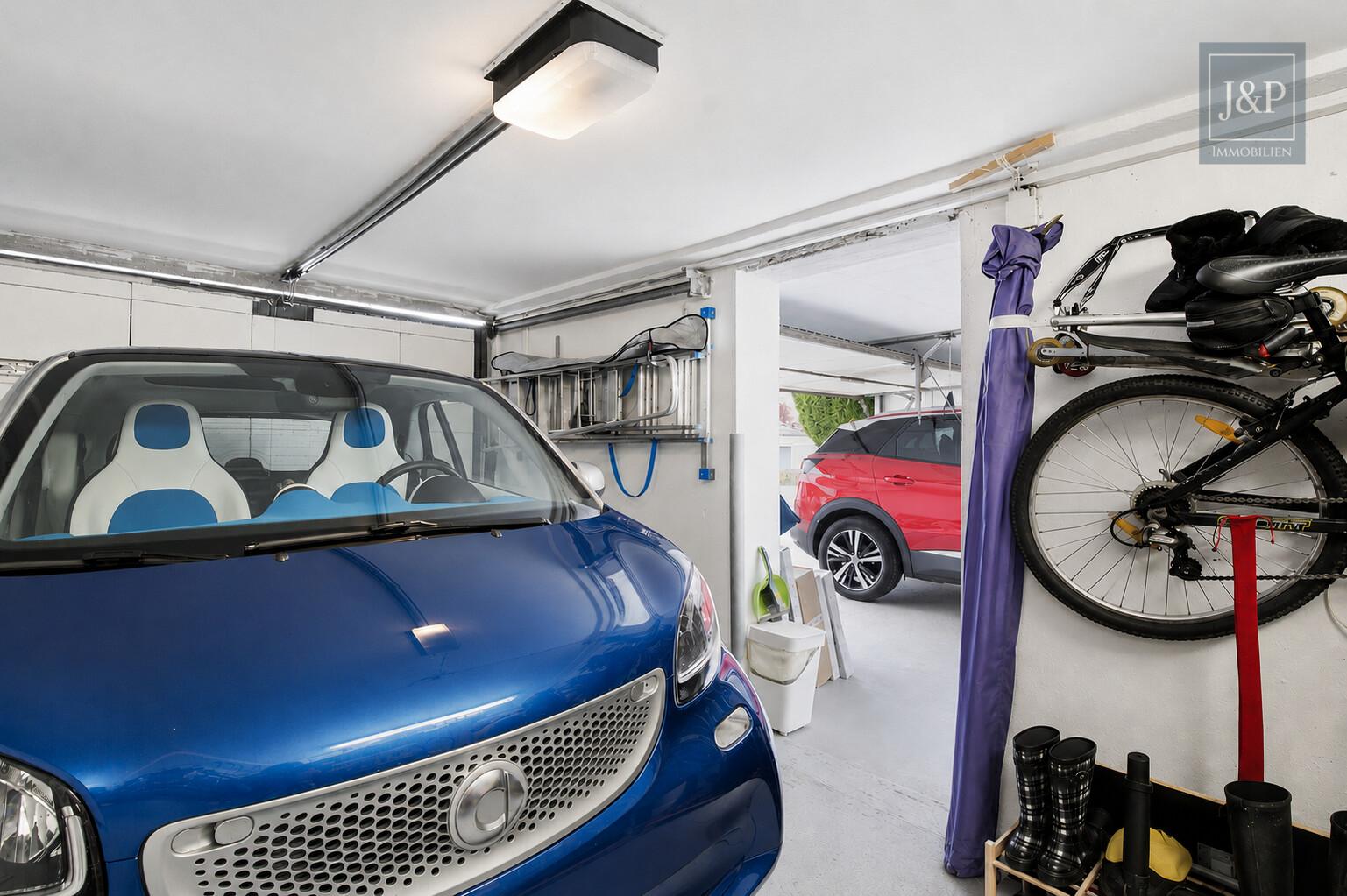 Modernes Familienzuhause im Bungalowstil mit Terrasse, Garten & 3 Garagen - Garage