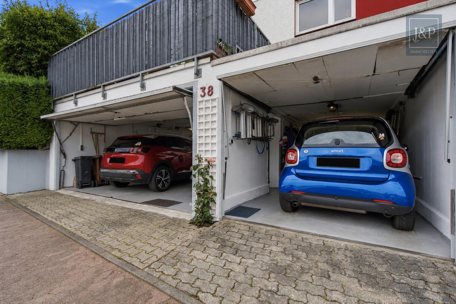 Modernes Familienzuhause im Bungalowstil mit Terrasse, Garten & 3 Garagen - Garage