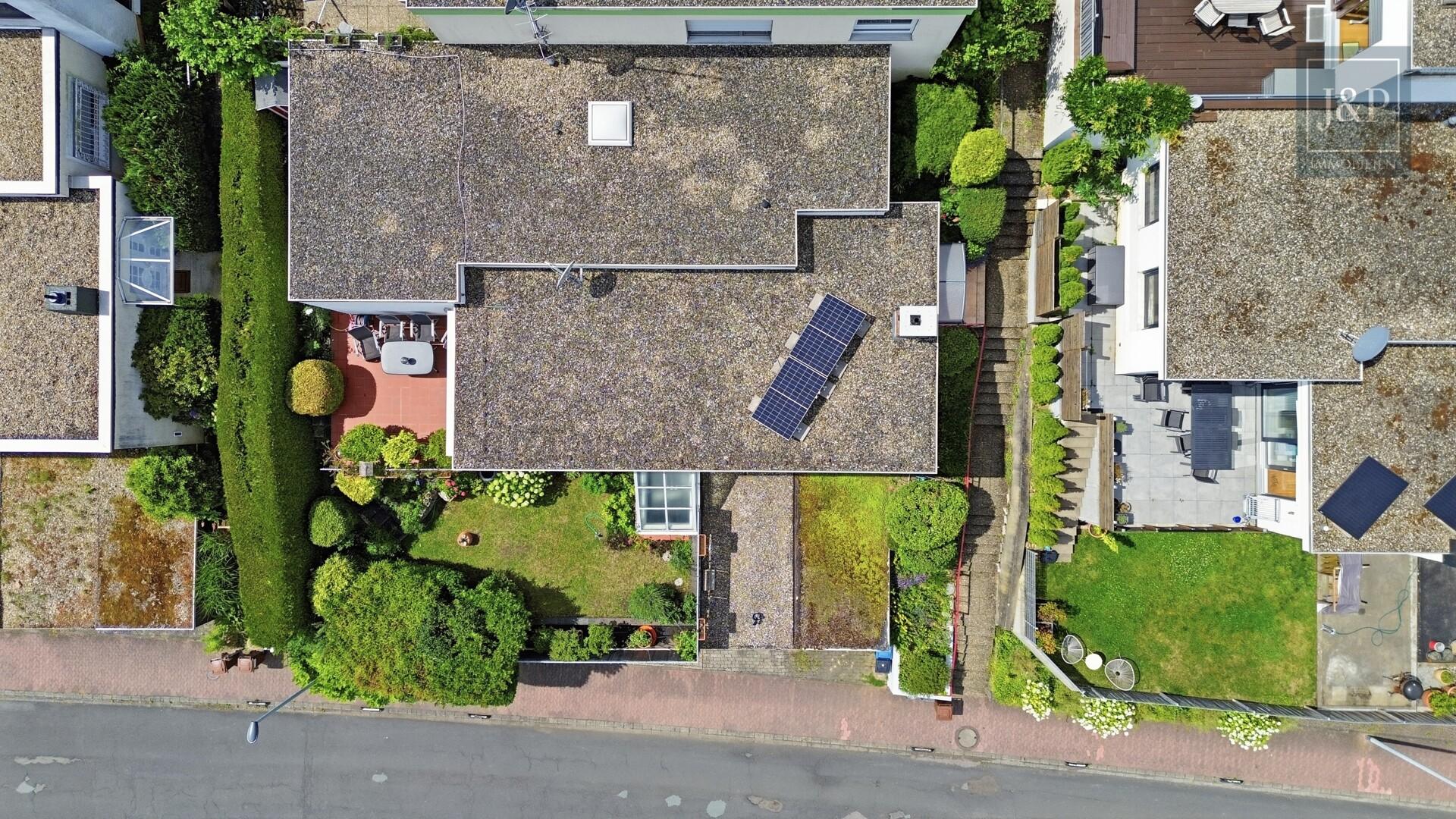 Modernes Familienzuhause im Bungalowstil mit Terrasse, Garten & 3 Garagen - Vogelperspektive