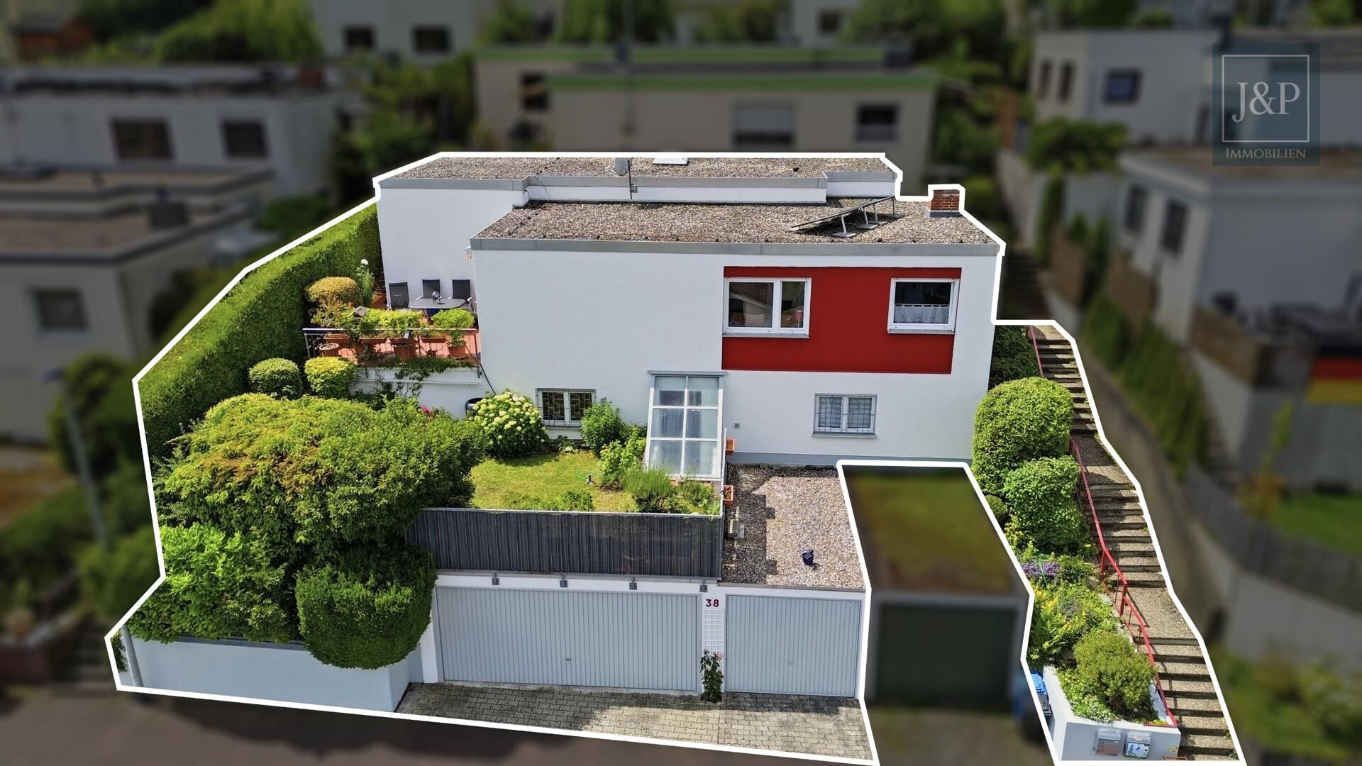 Modernes Familienzuhause im Bungalowstil mit Terrasse, Garten & 3 Garagen - Grundstück