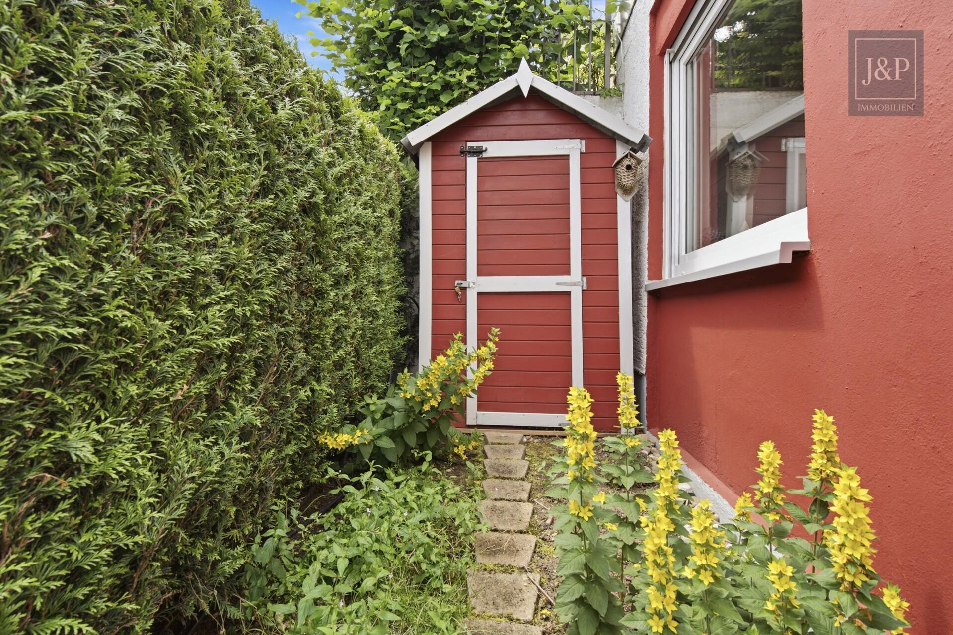 Modernes Familienzuhause im Bungalowstil mit Terrasse, Garten & 3 Garagen - Gartenhütte