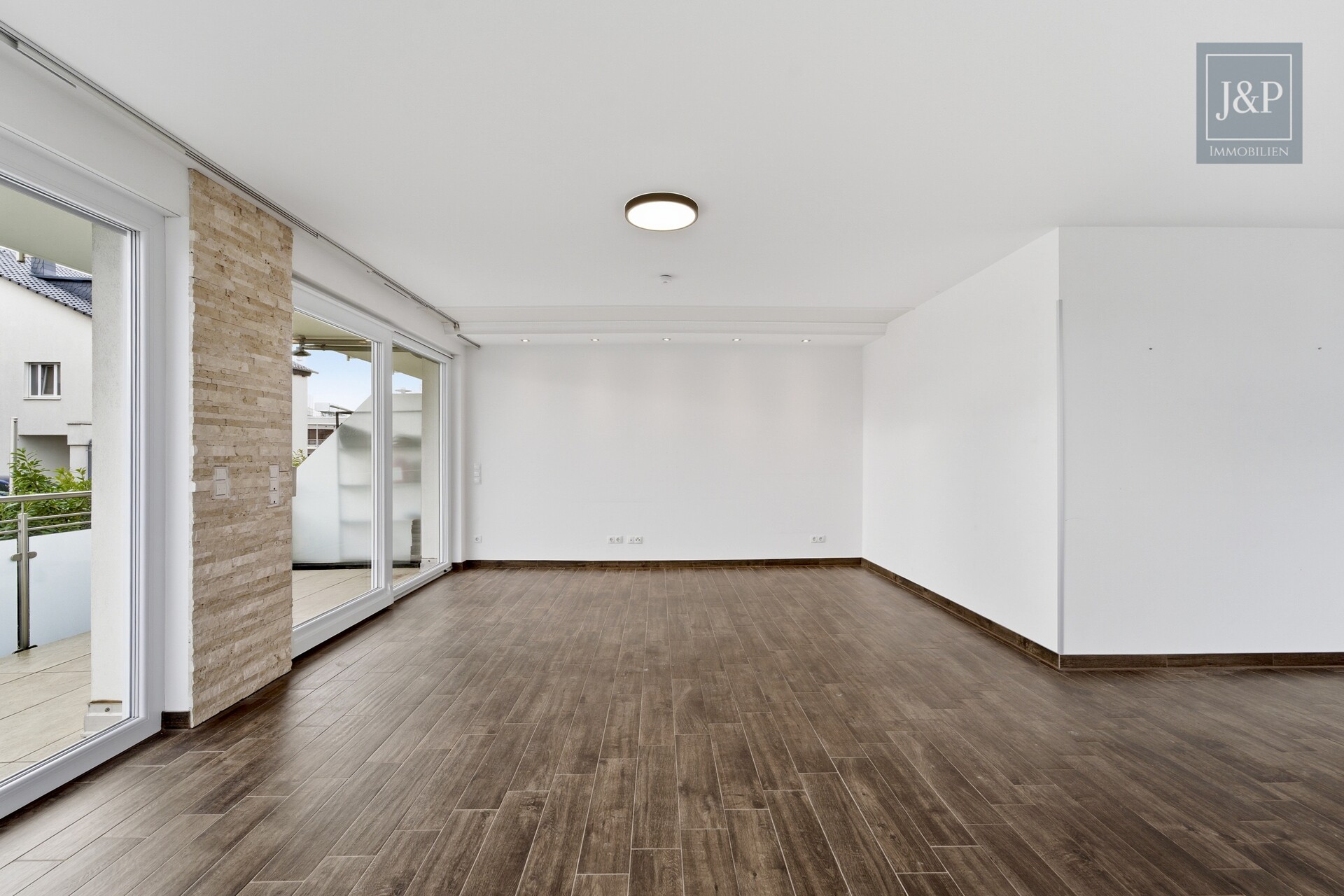 Moderne Maisonette Wohnung mit Garten & Balkon, KfW-70-Standard & 2 Stellplätzen in Kelsterbach - Wohnzimmer