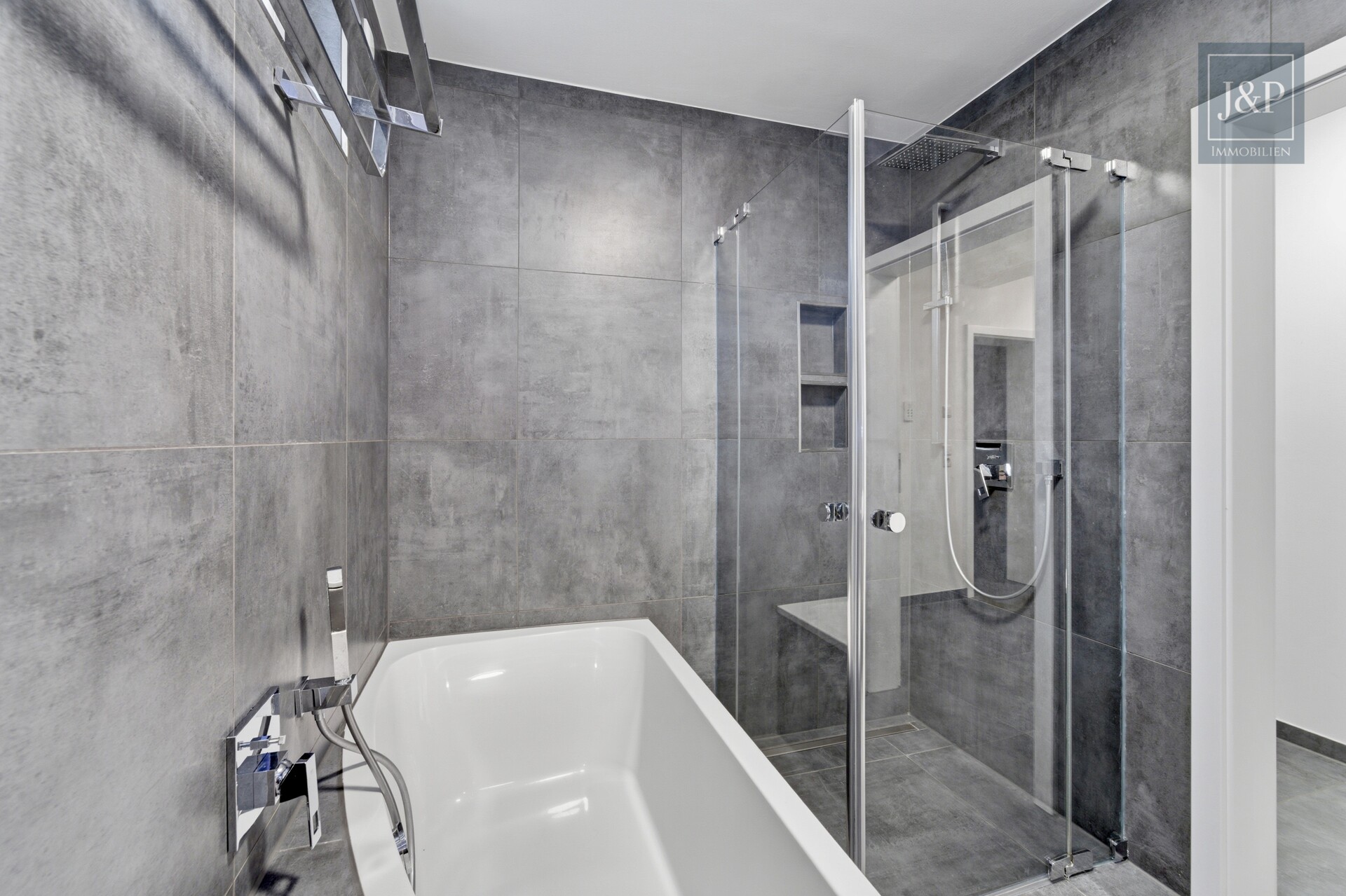 Moderne Maisonette Wohnung mit Garten & Balkon, KfW-70-Standard & 2 Stellplätzen in Kelsterbach - Badezimmer UG