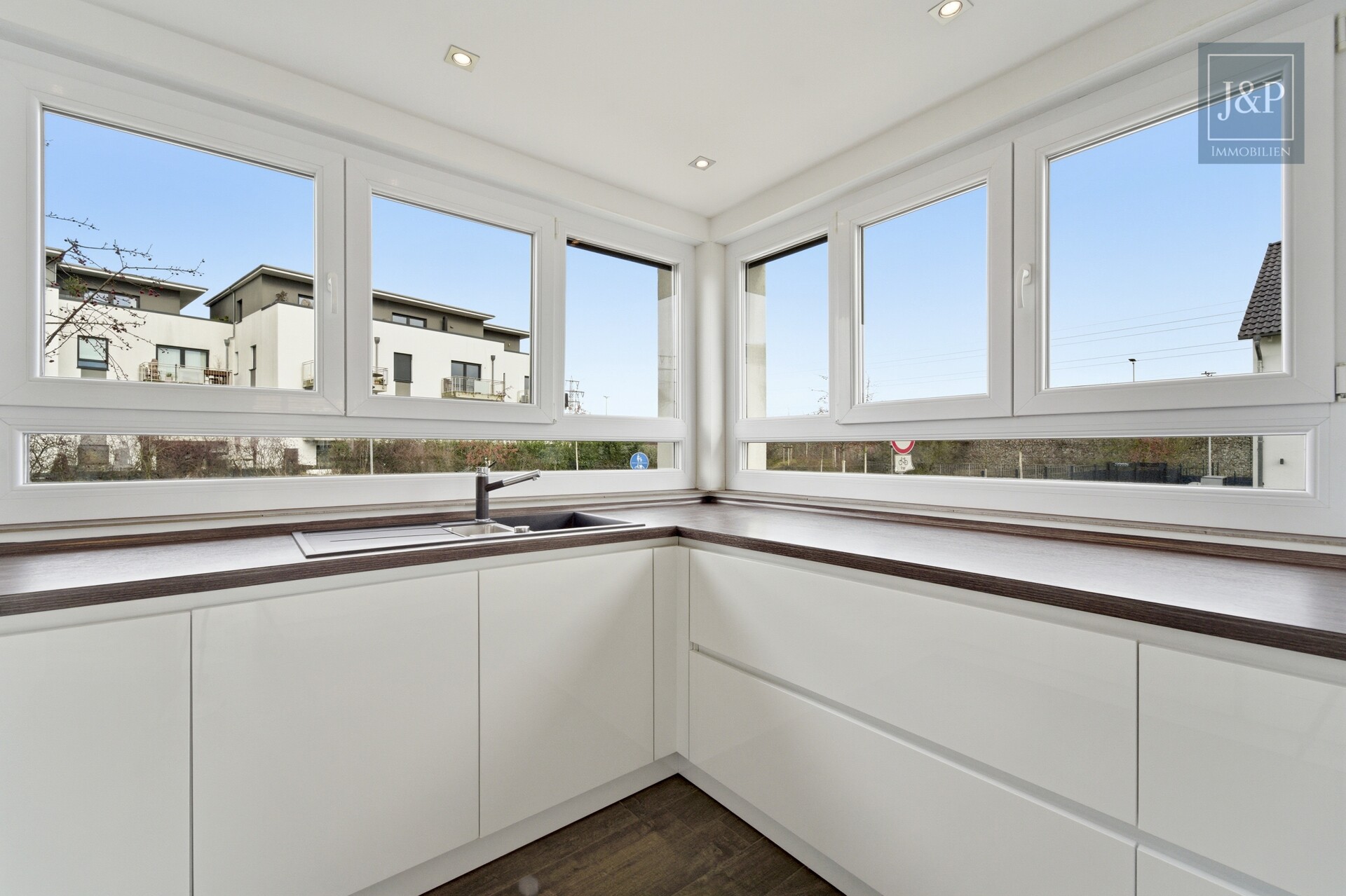 Moderne Maisonette Wohnung mit Garten & Balkon, KfW-70-Standard & 2 Stellplätzen in Kelsterbach - Küche