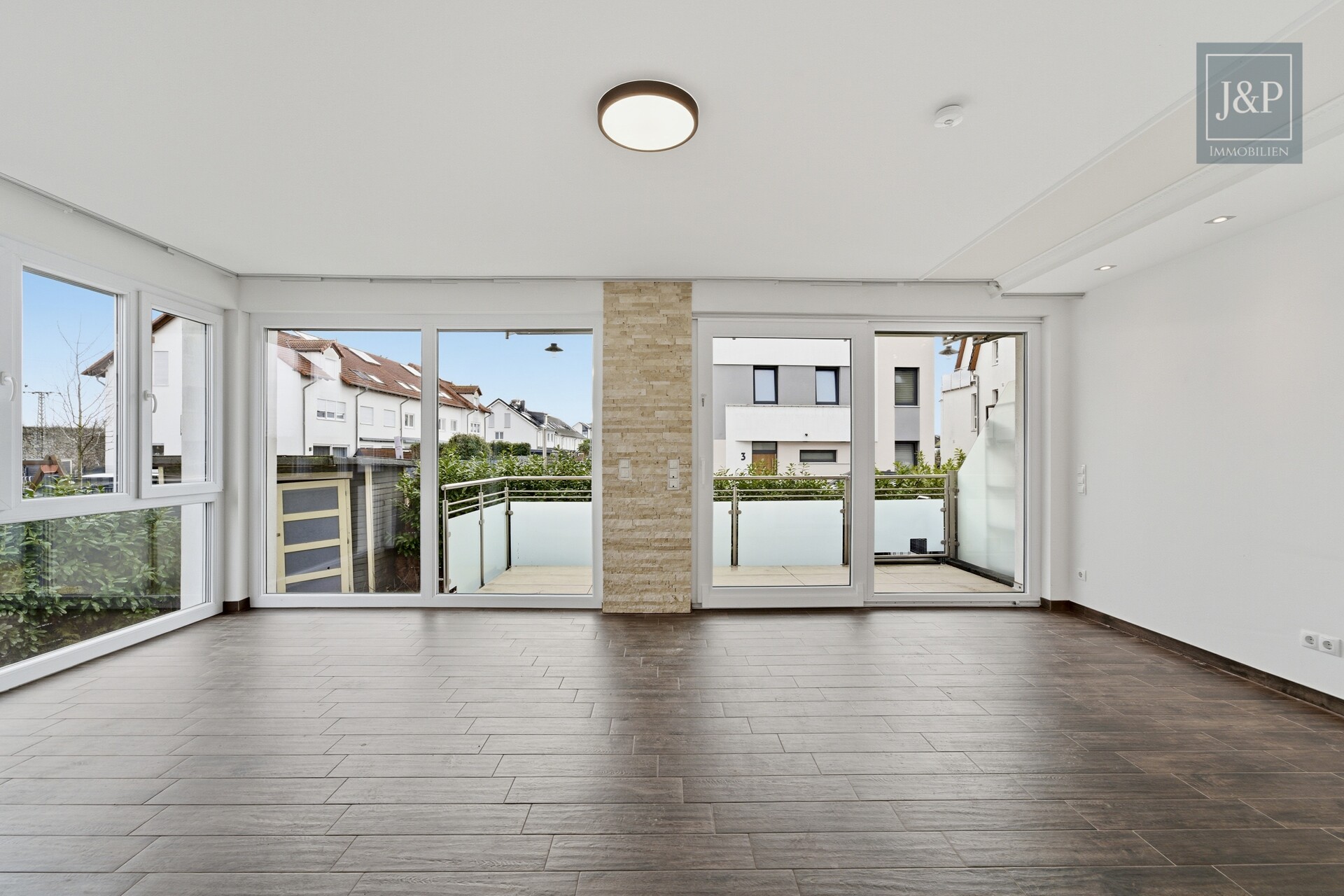 Moderne Maisonette Wohnung mit Garten & Balkon, KfW-70-Standard & 2 Stellplätzen in Kelsterbach - Wohnzimmer