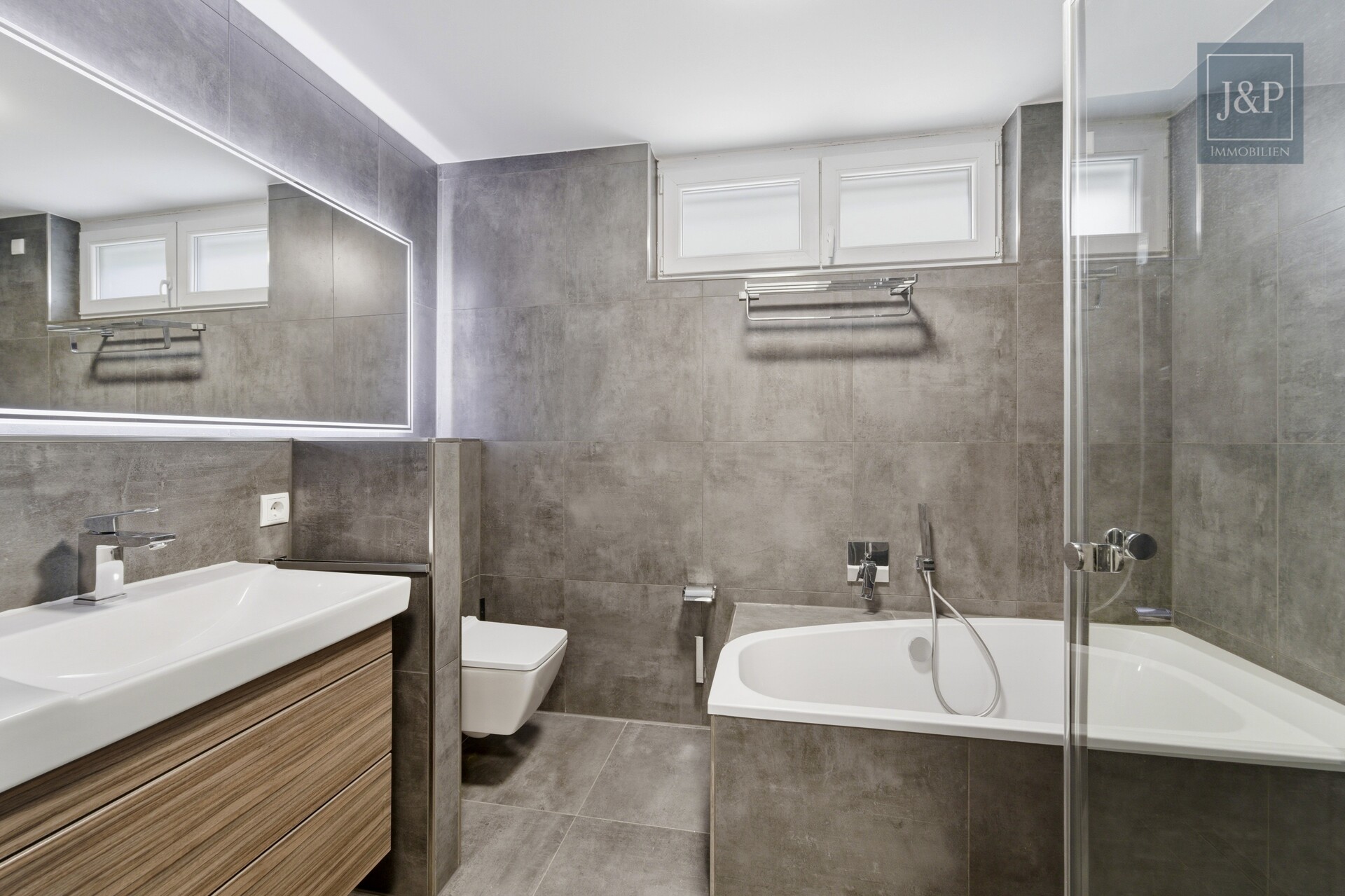 Moderne Maisonette Wohnung mit Garten & Balkon, KfW-70-Standard & 2 Stellplätzen in Kelsterbach - Badezimmer UG