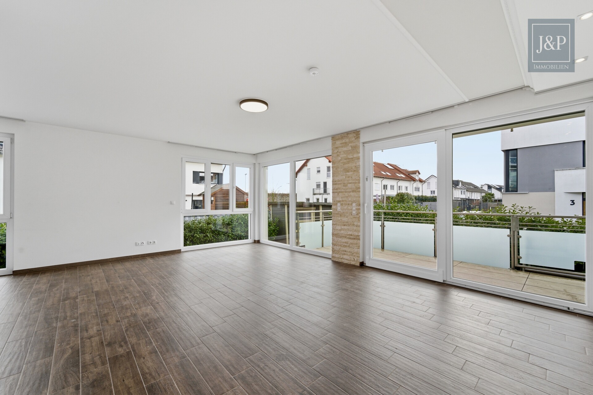 Moderne Maisonette Wohnung mit Garten & Balkon, KfW-70-Standard & 2 Stellplätzen in Kelsterbach - Wohnzimmer