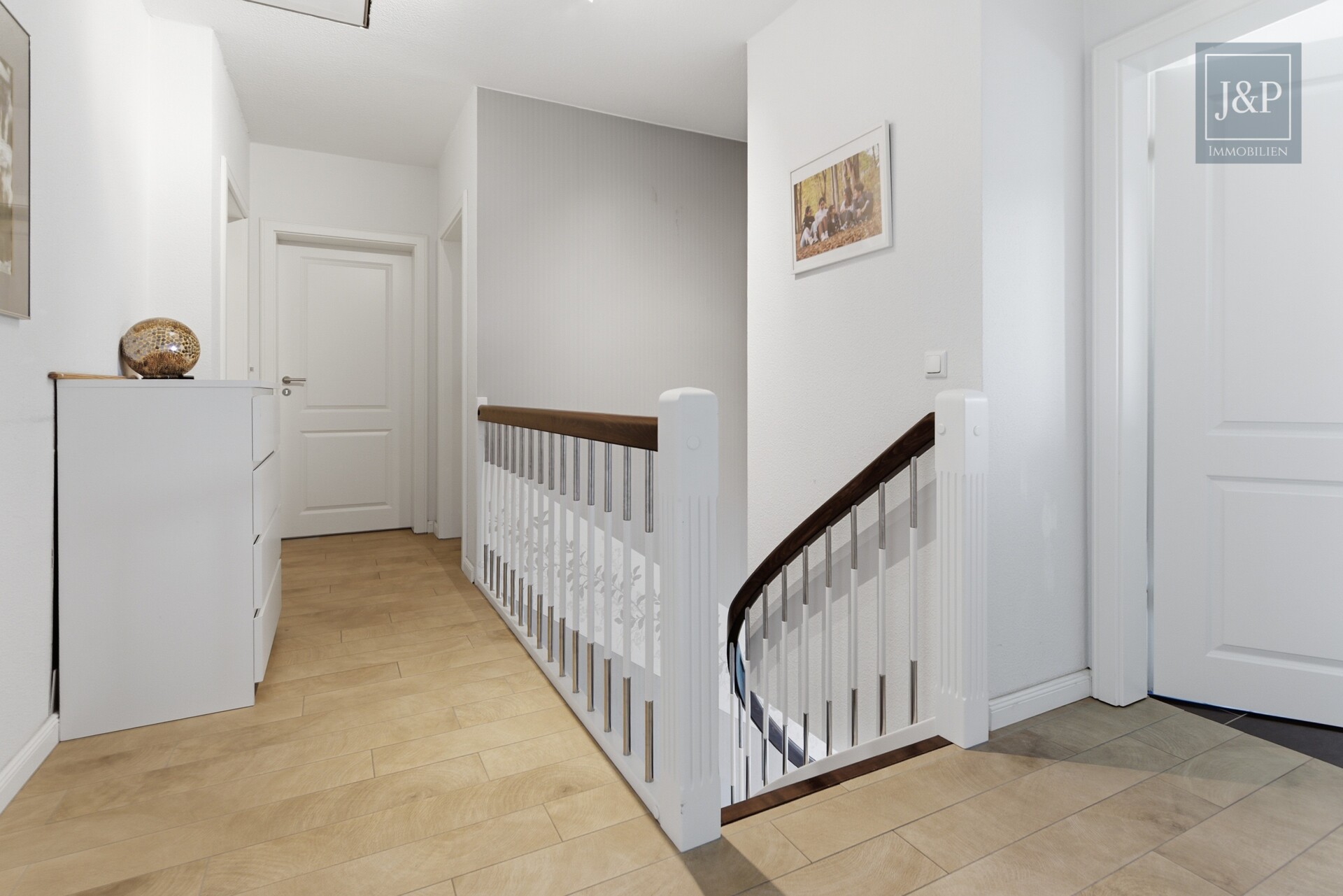 Einzugsbereit: Einmaliger Wohntraum zum Wohlfühlen! - Flur oben