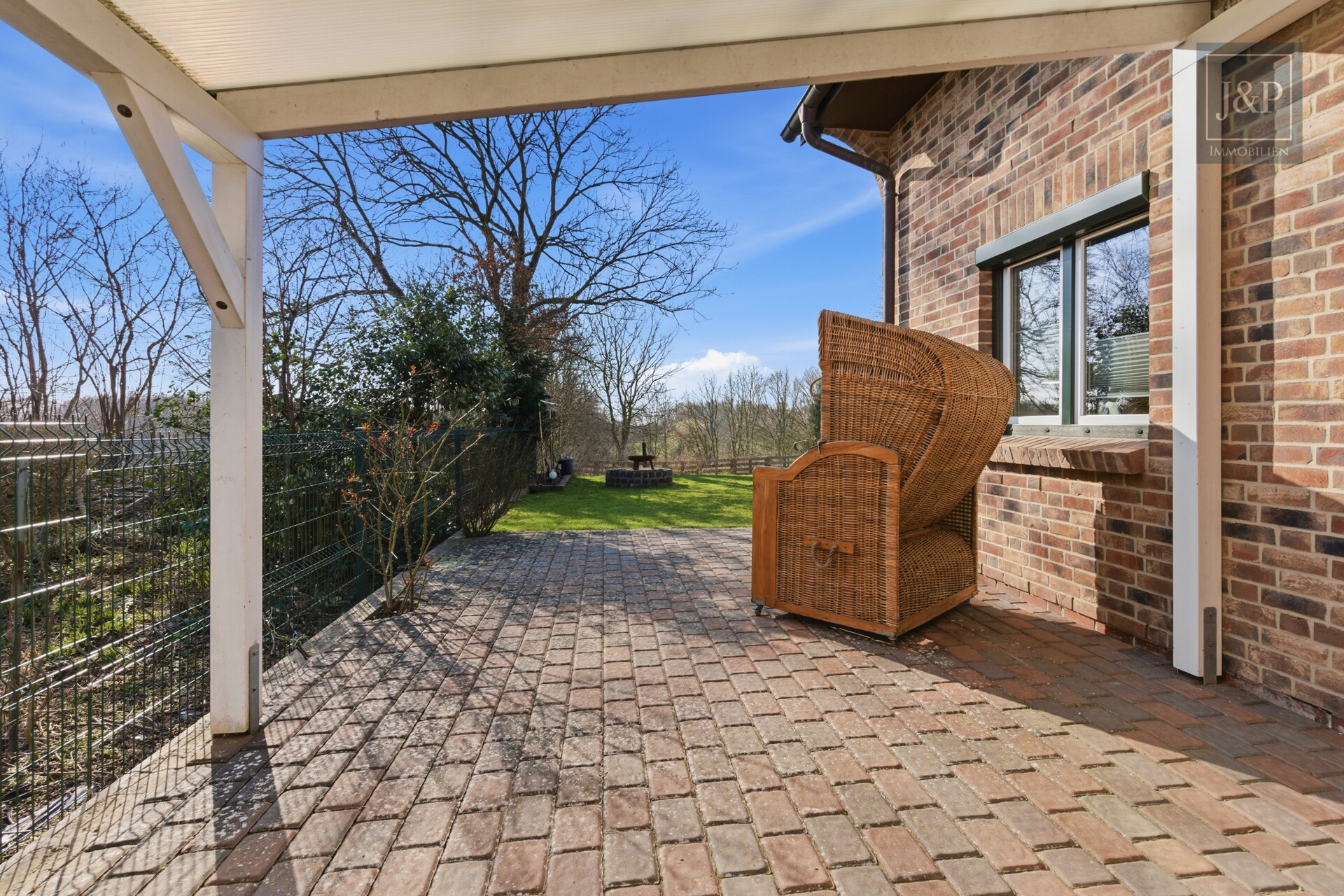 Einzugsbereit: Einmaliger Wohntraum zum Wohlfühlen! - Ausblick überdachte Terrasse