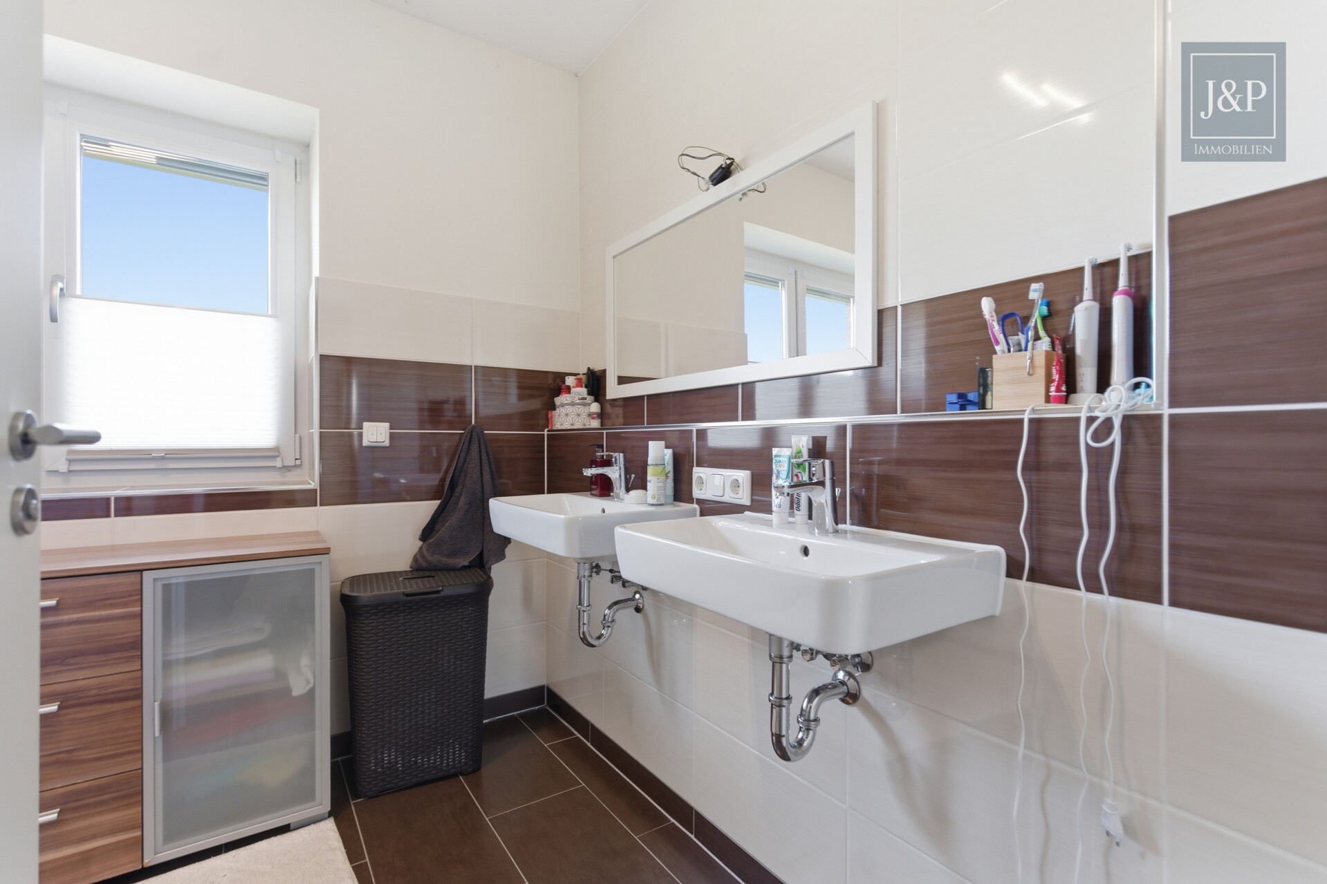 Einzugsbereit: Einmaliger Wohntraum zum Wohlfühlen! - Bad oben