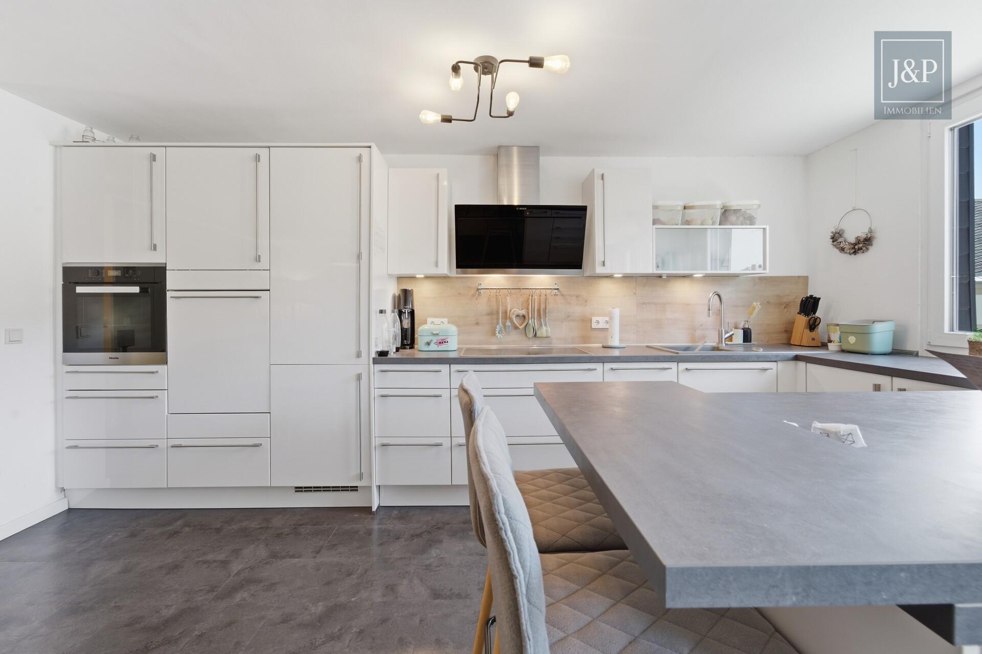 Großzügige 5-Zimmer-Wohnung in Wiesbaden – modernisiert mit Ausbaupotenzial & Garage - Küche