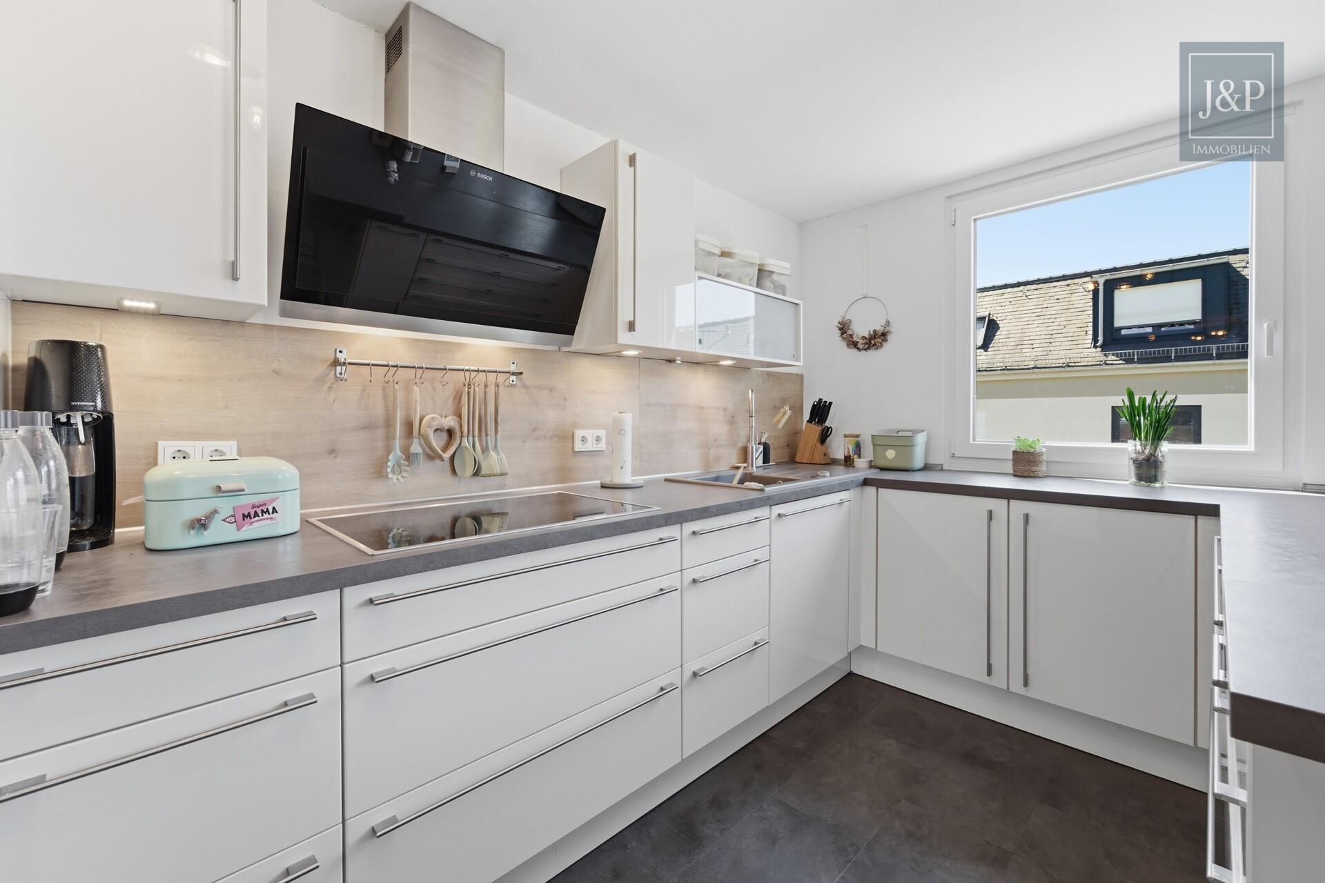 Großzügige 5-Zimmer-Wohnung in Wiesbaden – modernisiert mit Ausbaupotenzial & Garage - Küche