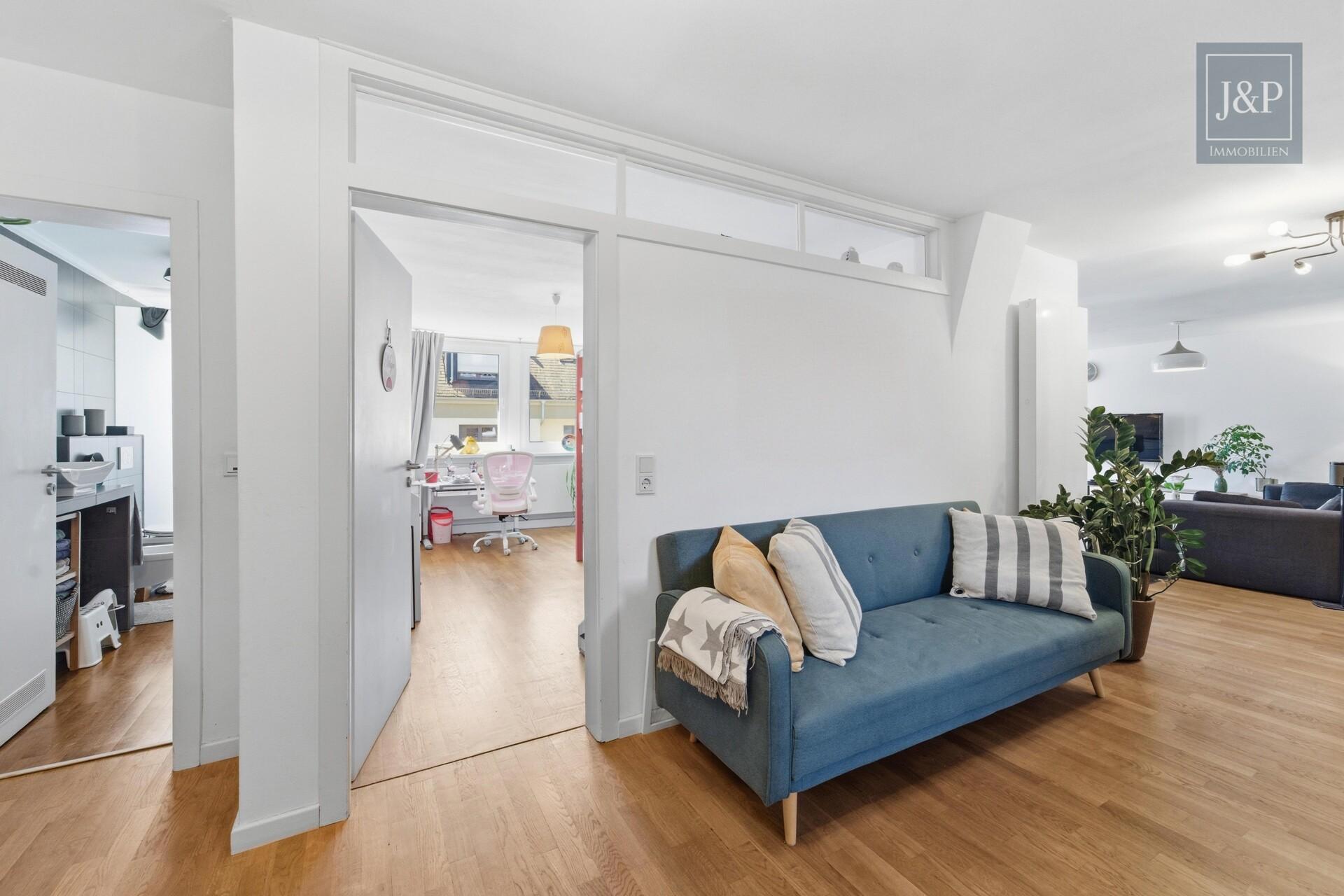 Großzügige 5-Zimmer-Wohnung in Wiesbaden – modernisiert mit Ausbaupotenzial & Garage - Flur