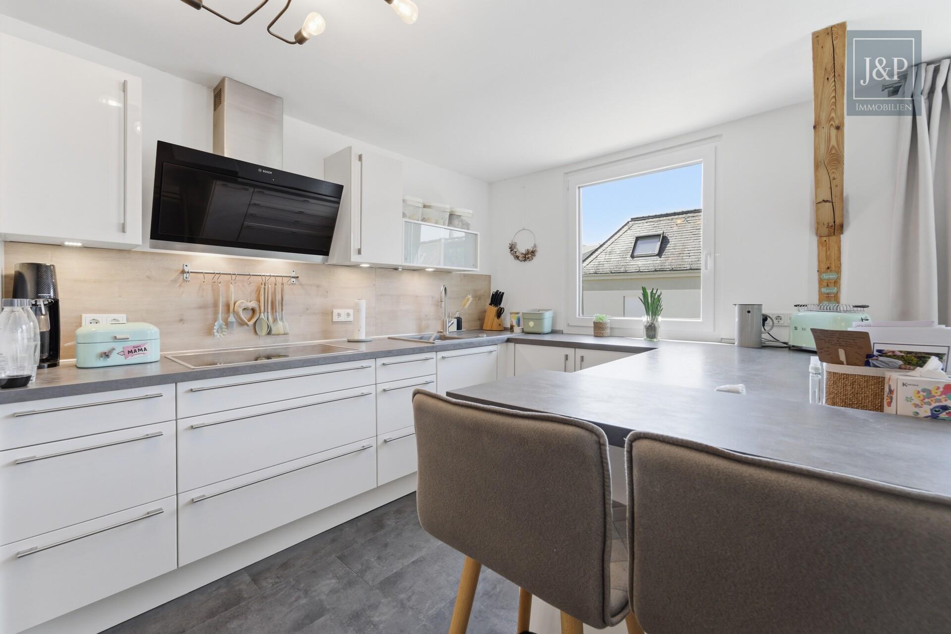 Großzügige 5-Zimmer-Wohnung in Wiesbaden – modernisiert mit Ausbaupotenzial & Garage - Küche