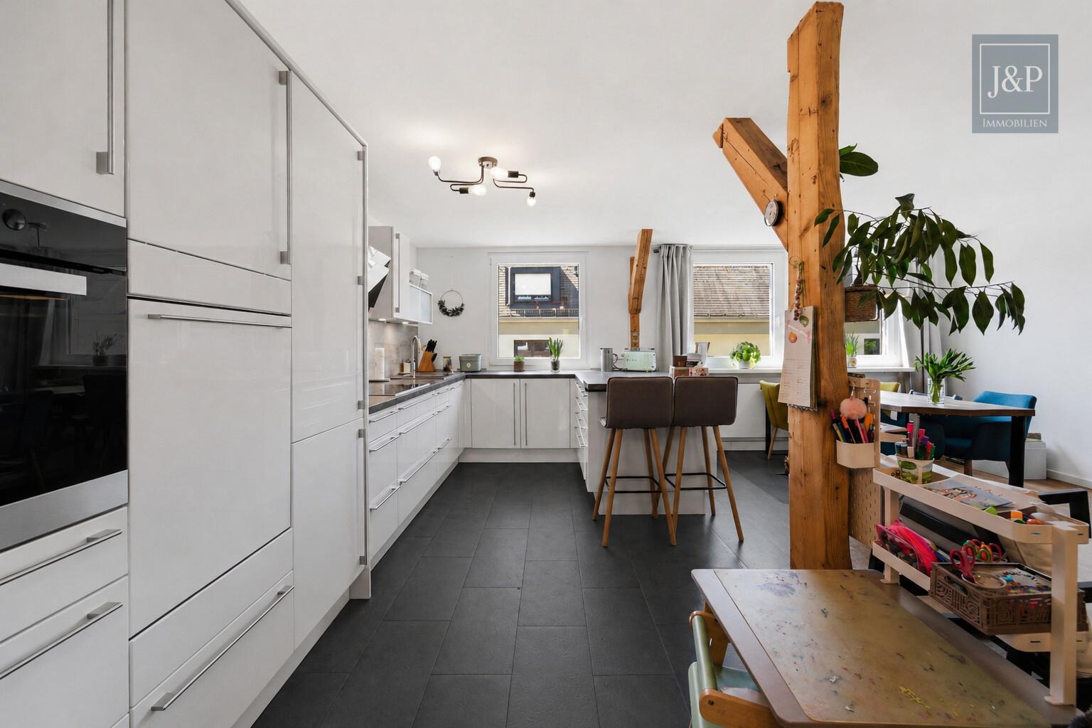 Großzügige 5-Zimmer-Wohnung in Wiesbaden – modernisiert mit Ausbaupotenzial & Garage - Küche