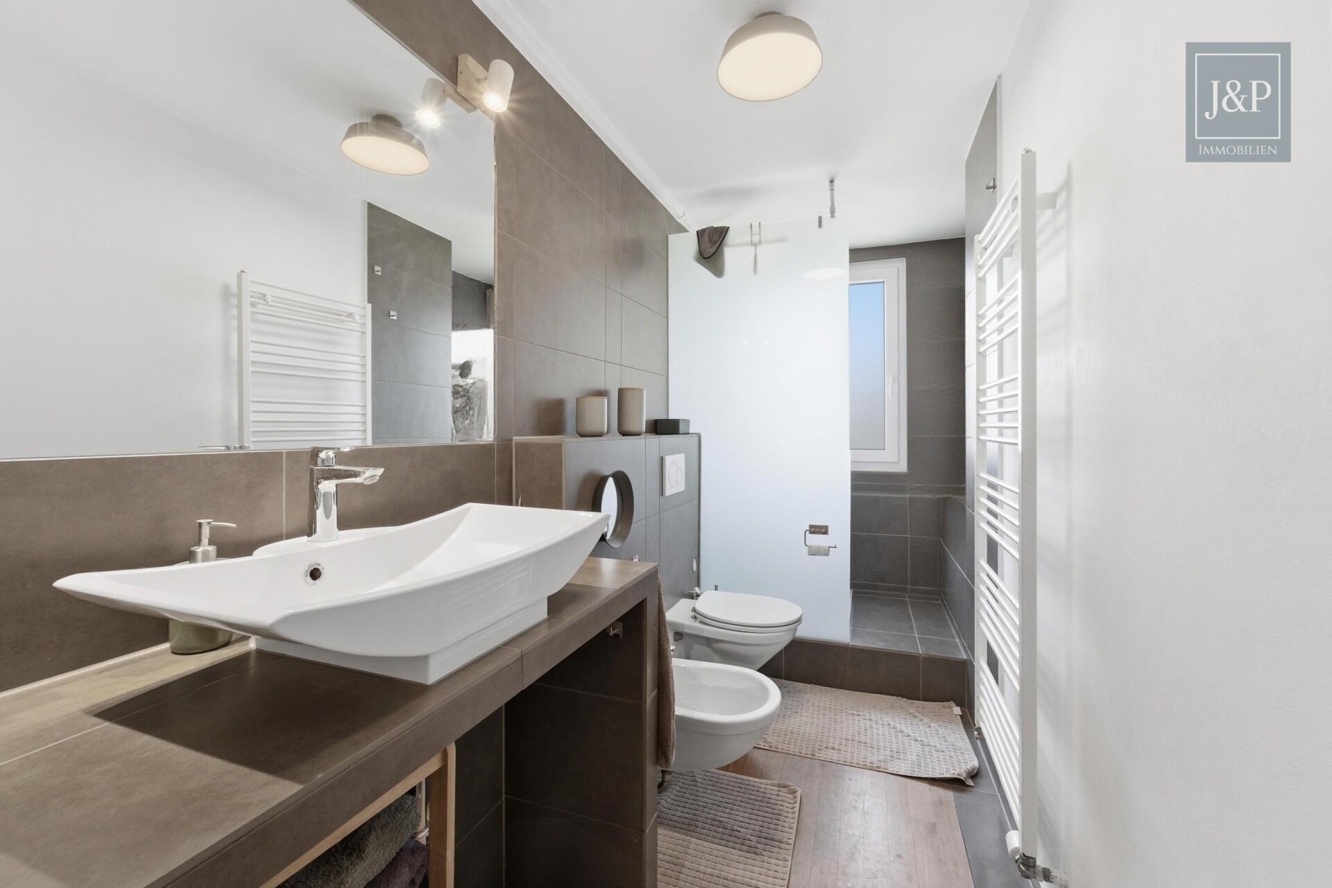 Großzügige 5-Zimmer-Wohnung in Wiesbaden – modernisiert mit Ausbaupotenzial & Garage - Badezimmer