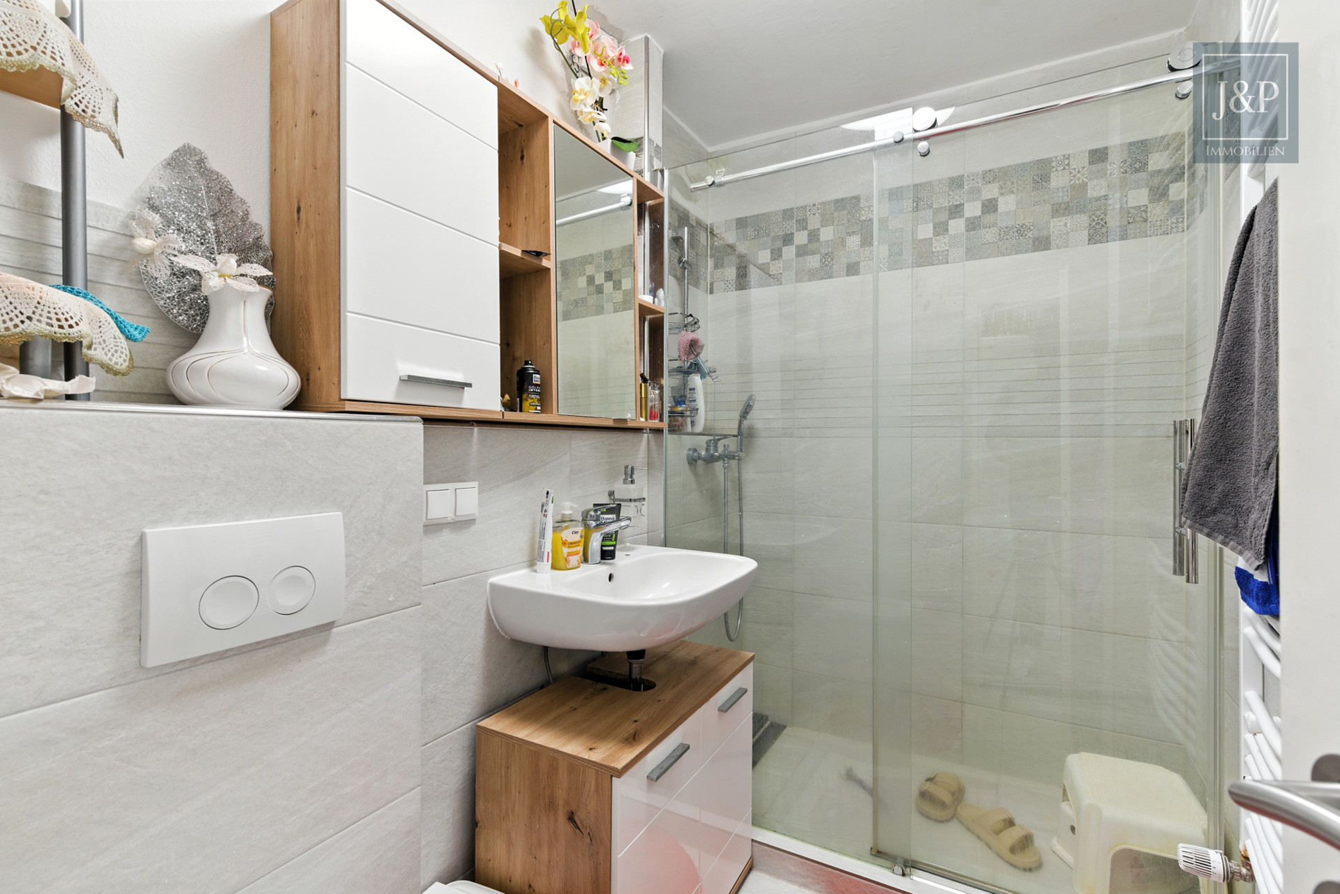 Saniert, zentral, geräumig: 4-Zimmer-Wohnung in Dreieich-Sprendlingen! - Badezimmer