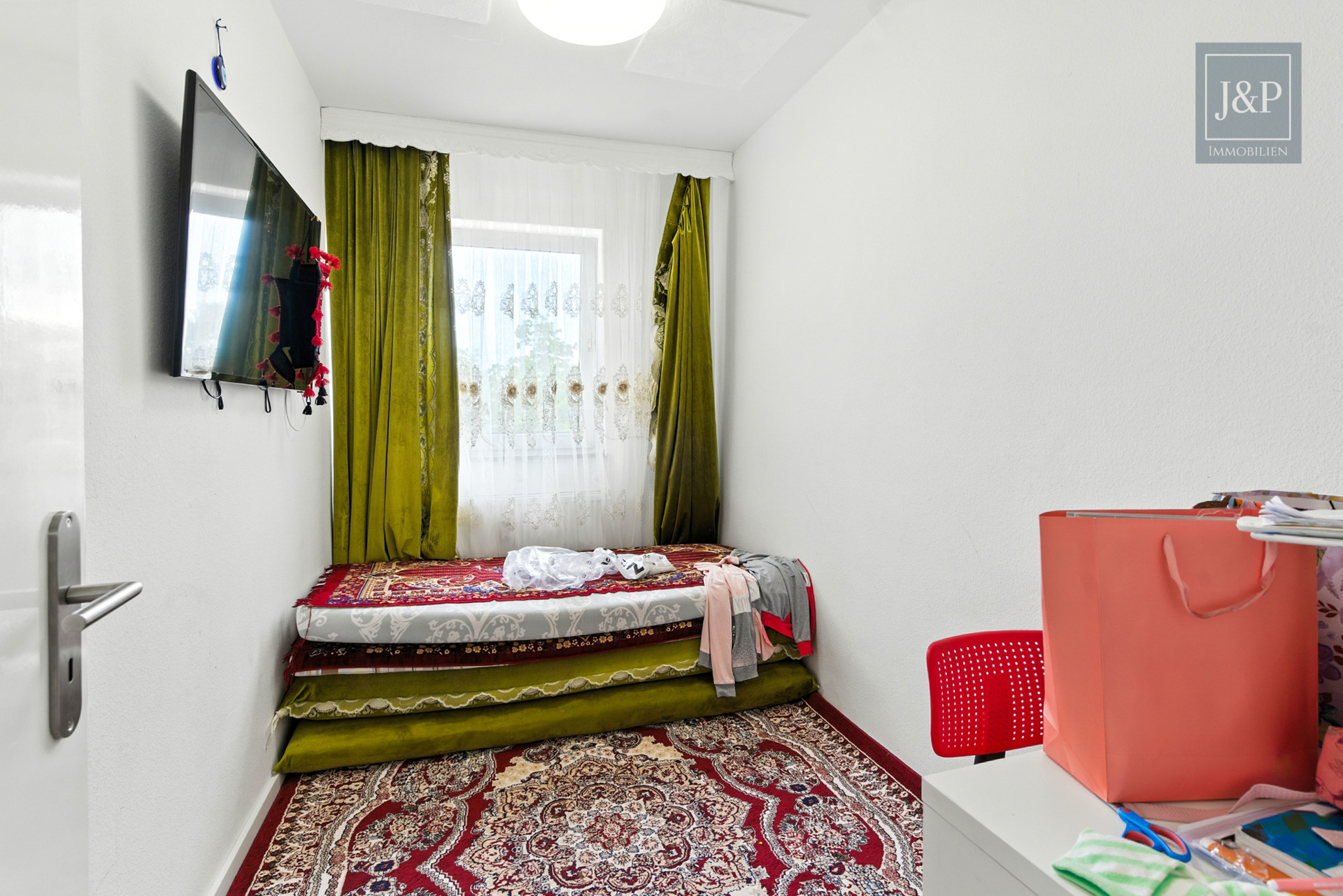 Saniert, zentral, geräumig: 4-Zimmer-Wohnung in Dreieich-Sprendlingen! - Schlafzimmer 1