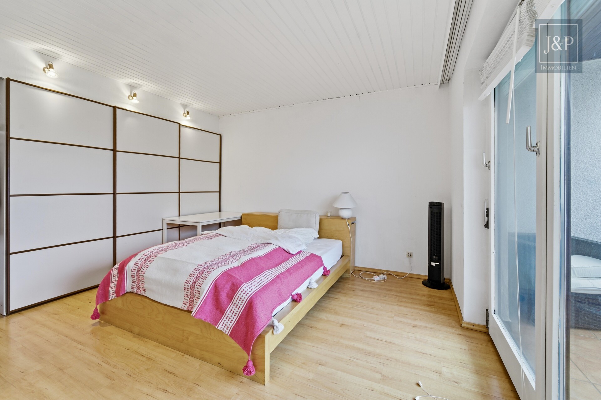 Seltene Gelegenheit: Sanierungsbedürftige DHH am Kapellenberg mit Blick auf Frankfurter Skyline - Schlafzimmer 2