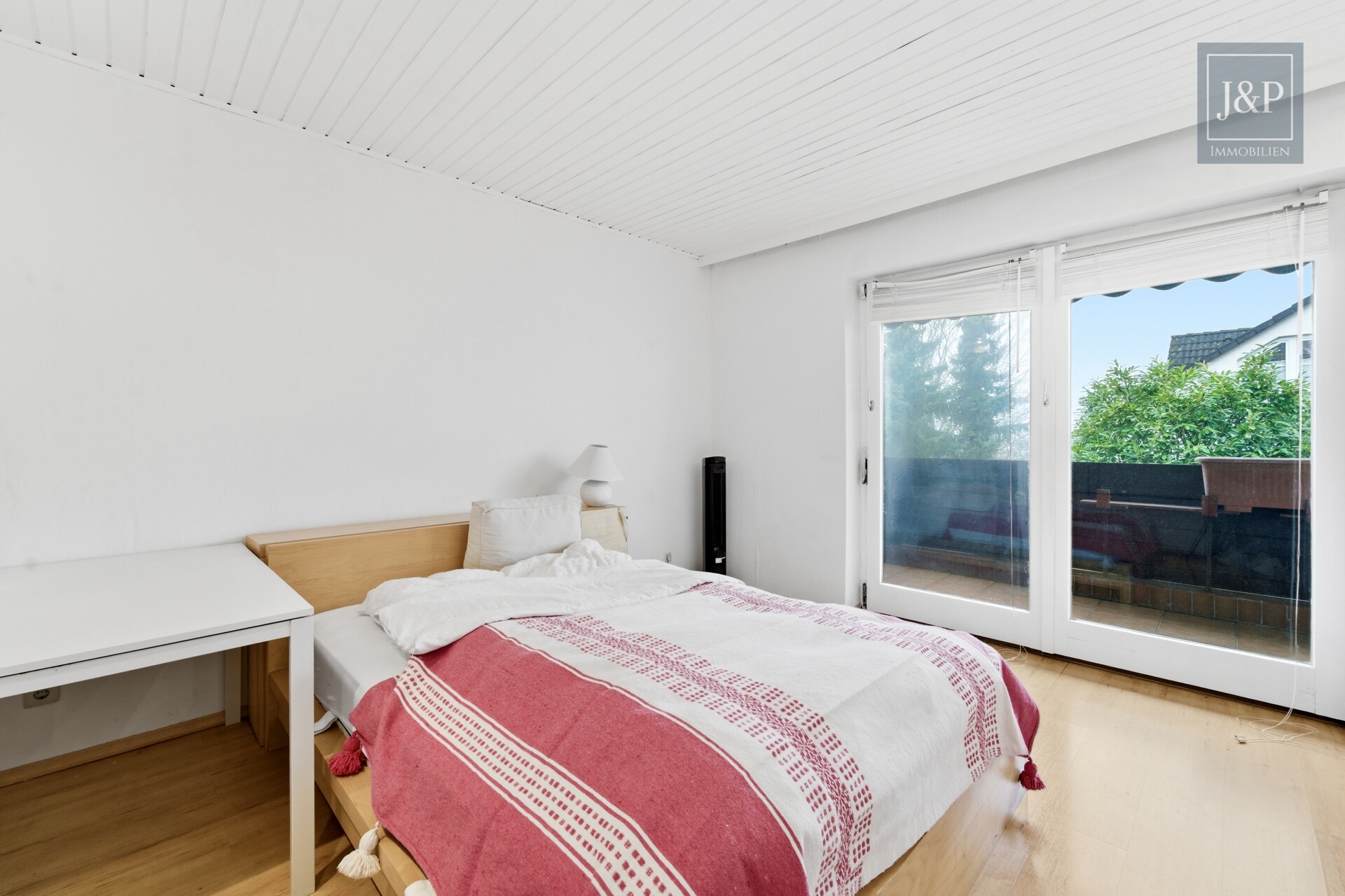 Seltene Gelegenheit: Sanierungsbedürftige DHH am Kapellenberg mit Blick auf Frankfurter Skyline - Schlafzimmer 2