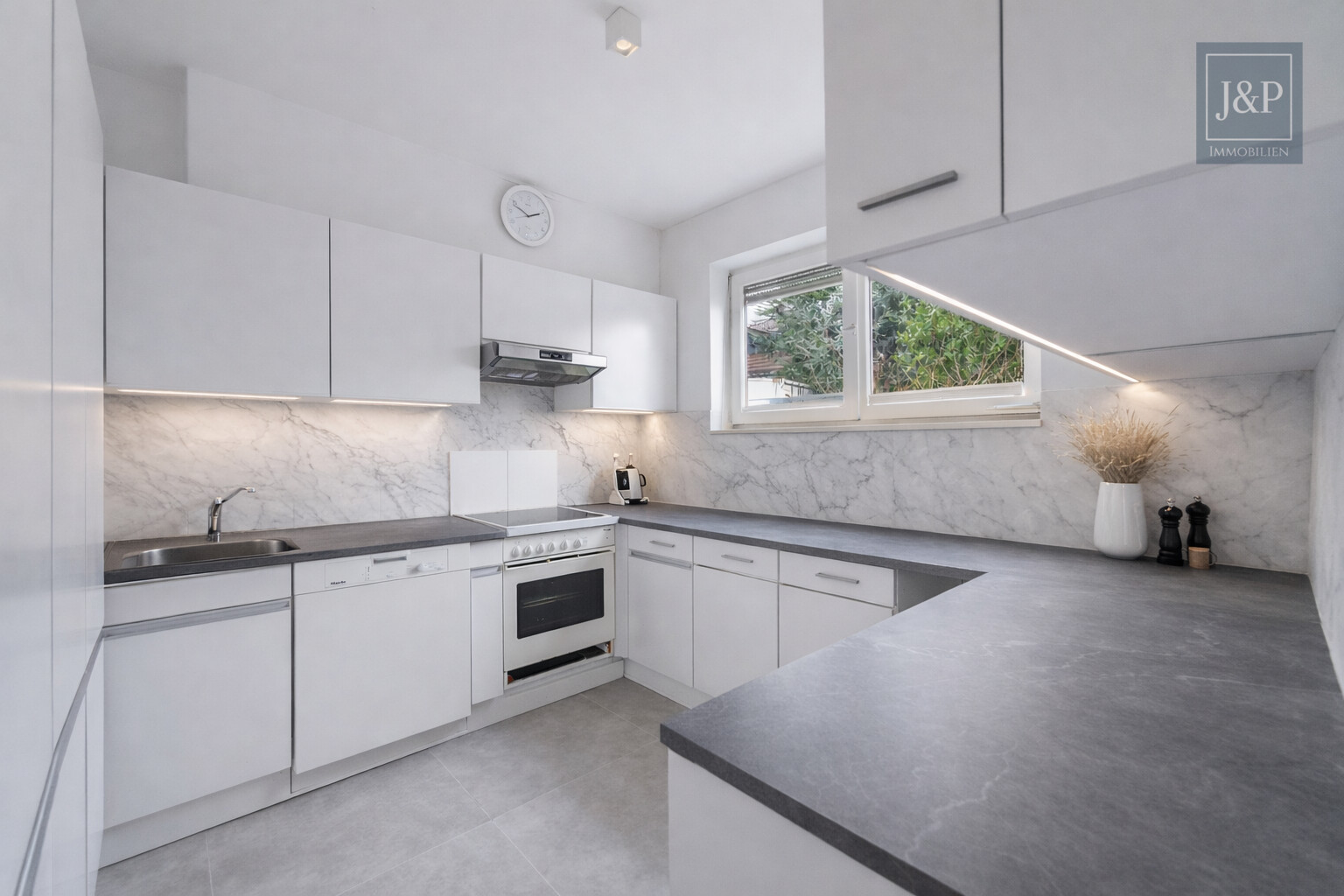 Seltene Gelegenheit: Sanierungsbedürftige DHH am Kapellenberg mit Blick auf Frankfurter Skyline - Küche KI Überarbeitet