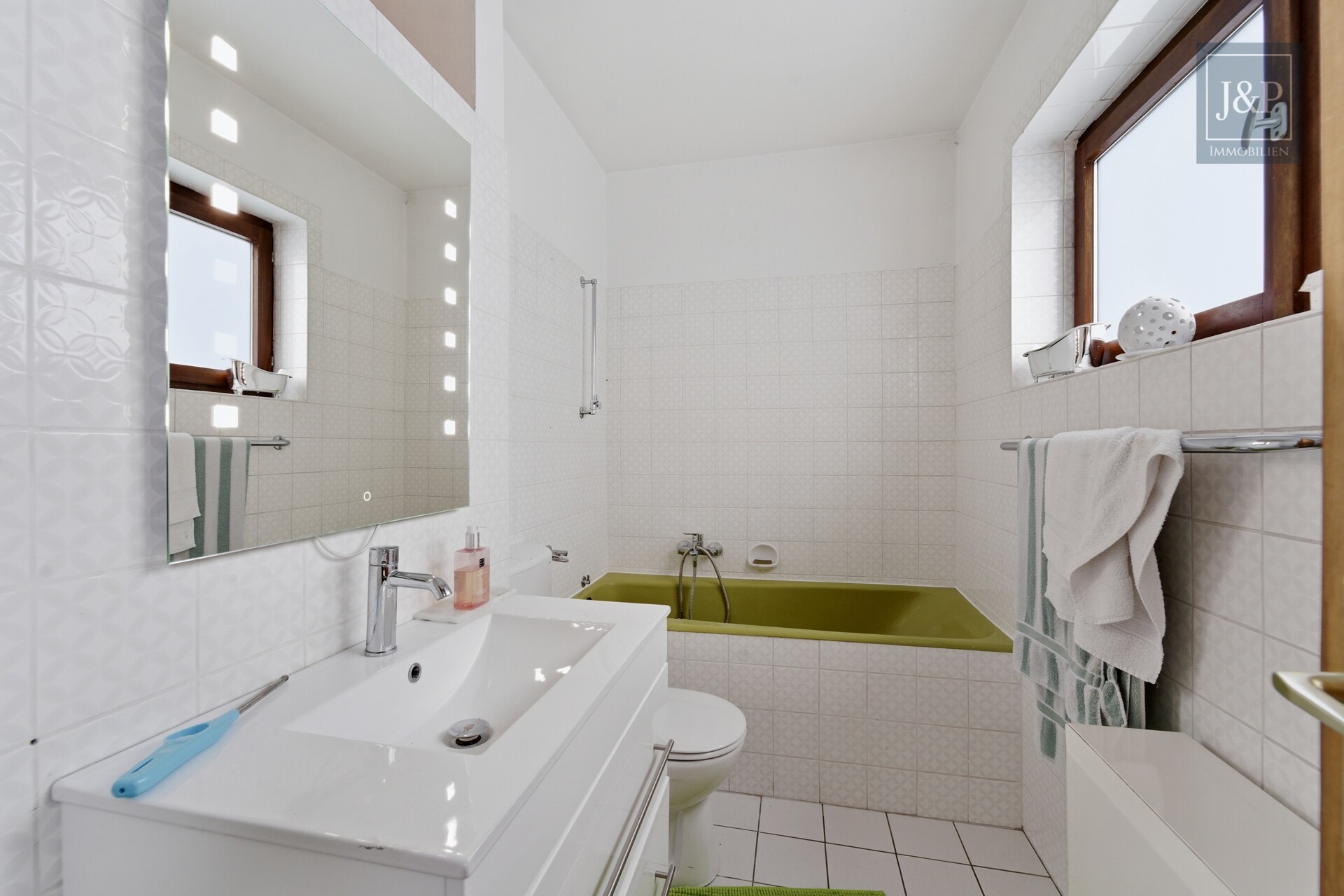 Seltene Gelegenheit: Sanierungsbedürftige DHH am Kapellenberg mit Blick auf Frankfurter Skyline - Badezimmer OG