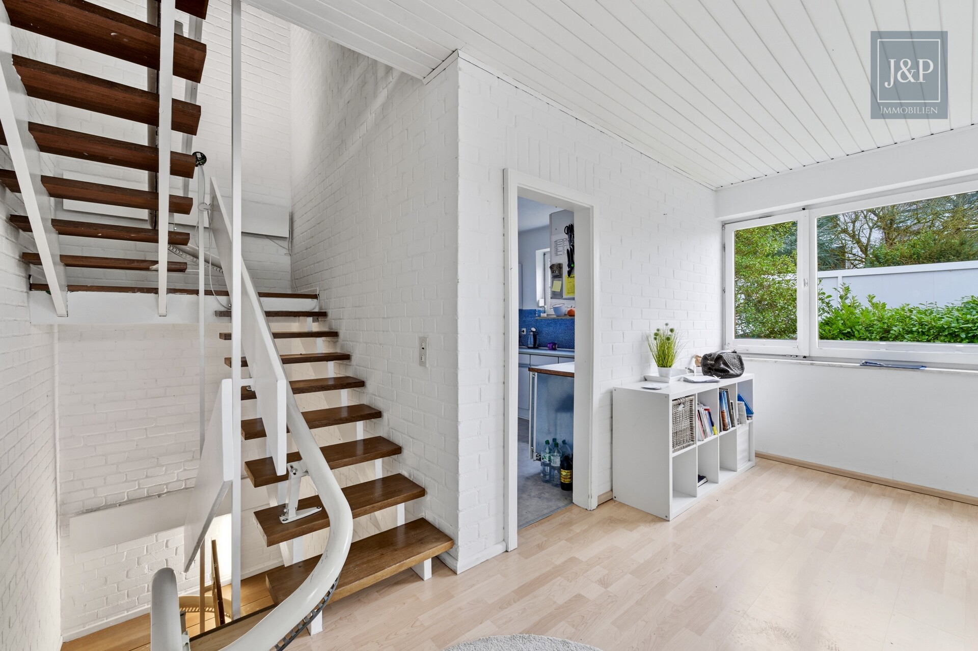 Seltene Gelegenheit: Sanierungsbedürftige DHH am Kapellenberg mit Blick auf Frankfurter Skyline - Flur