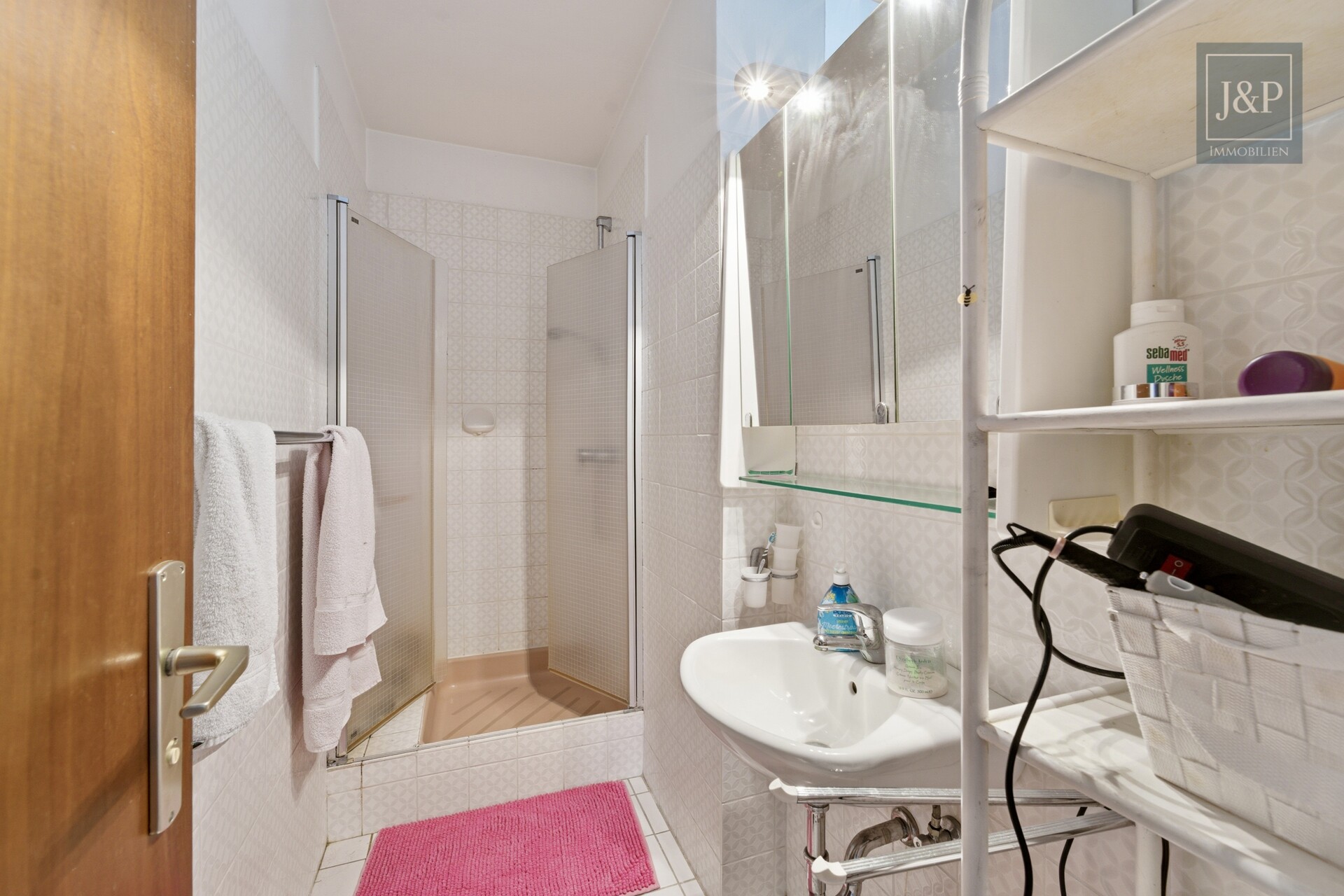 Seltene Gelegenheit: Sanierungsbedürftige DHH am Kapellenberg mit Blick auf Frankfurter Skyline - Badezimmer OG