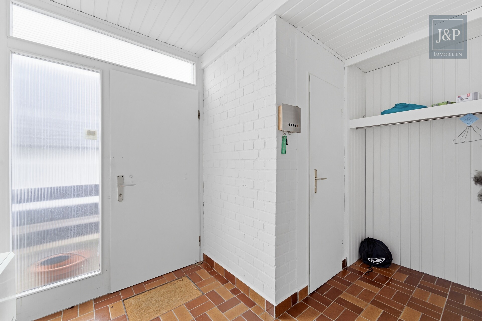 Seltene Gelegenheit: Sanierungsbedürftige DHH am Kapellenberg mit Blick auf Frankfurter Skyline - Eingangsbereich