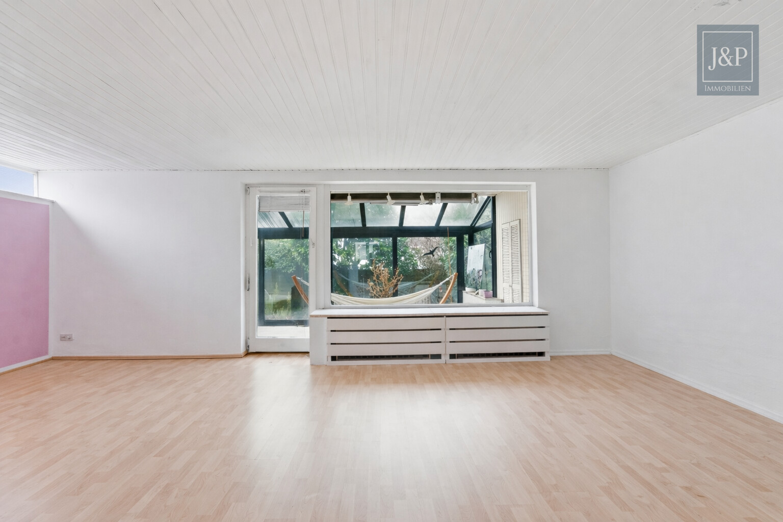 Seltene Gelegenheit: Sanierungsbedürftige DHH am Kapellenberg mit Blick auf Frankfurter Skyline - Wohnzimmer