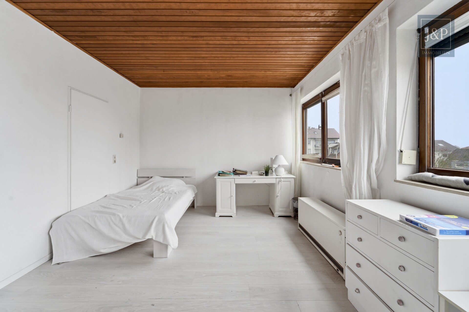 Seltene Gelegenheit: Sanierungsbedürftige DHH am Kapellenberg mit Blick auf Frankfurter Skyline - Schlafzimmer 1