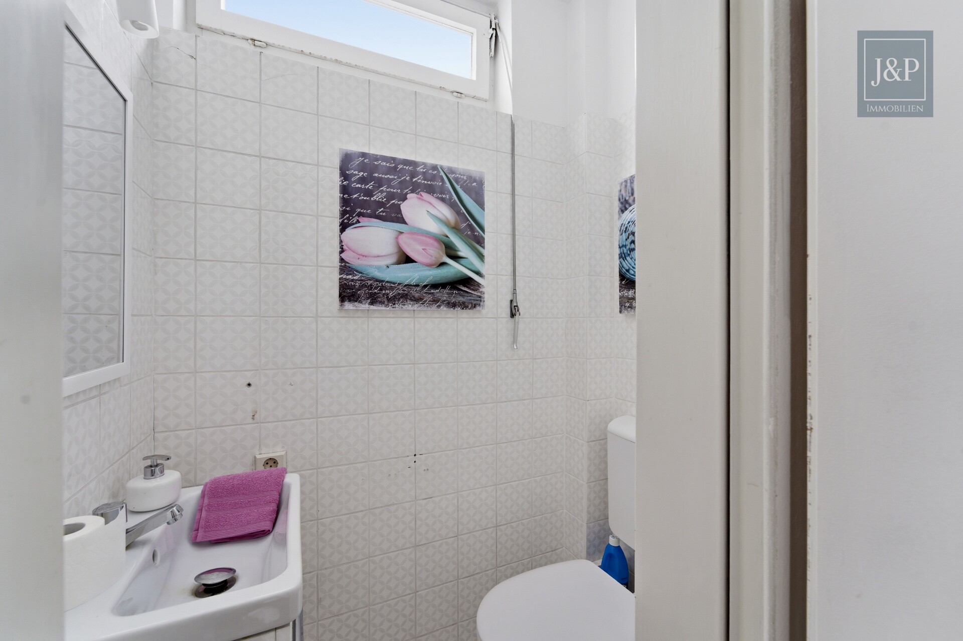 Seltene Gelegenheit: Sanierungsbedürftige DHH am Kapellenberg mit Blick auf Frankfurter Skyline - Gäste-WC