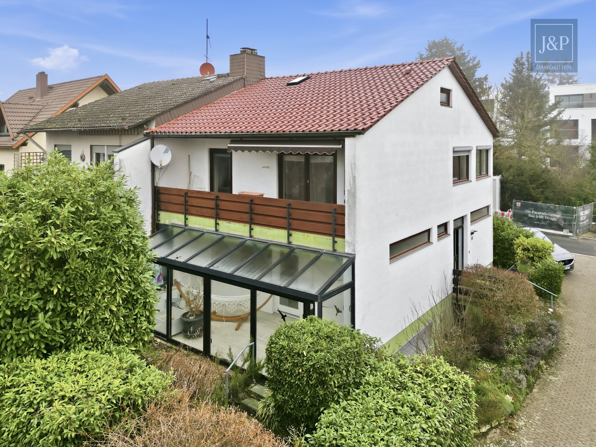 Seltene Gelegenheit: Sanierungsbedürftige DHH am Kapellenberg mit Blick auf Frankfurter Skyline - Aussenansicht